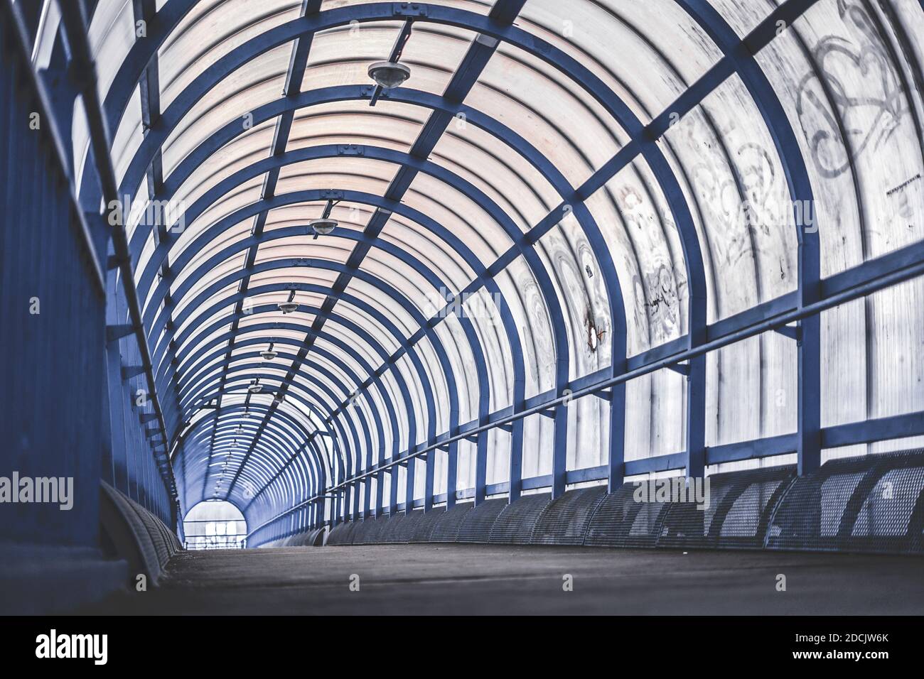 Fußgängerüberweg in der Stadt. Licht durchdringt Kunststofffenster, Metall ist blau lackiert Stockfoto