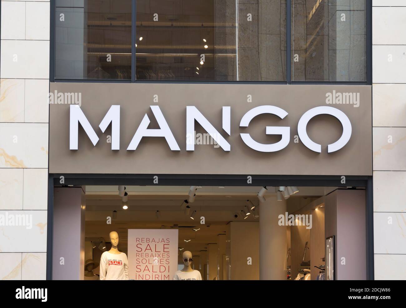 NÜRNBERG, DEUTSCHLAND: Ein MANGO-Mode-Shop. Mango gehört Punto FA, S.L. mit  Sitz in Barcelona, Spanien Stockfotografie - Alamy