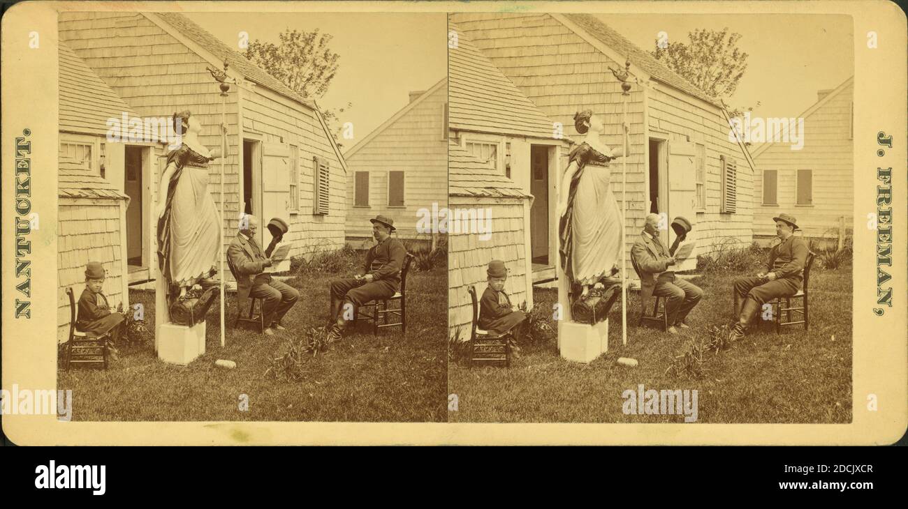 Ansicht von Männern und einem Kind in einem Hof mit einer Holzschnitzerei einer Frau, die eine Stange mit einem Wettervane gekrönt hält., Standbild, Stereographen, 1850 - 1930, Freeman, J. (Josiah Stockfoto