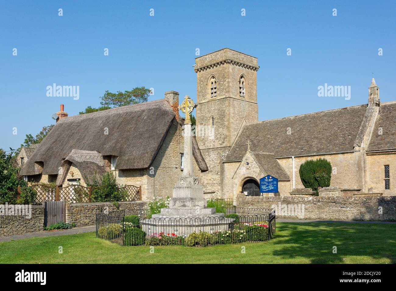 St Britius Kirche, Reetgedeckte Hütte und war Memorial, Station Road, Brize Norton, Oxfordshire, England, Vereinigtes Königreich Stockfoto