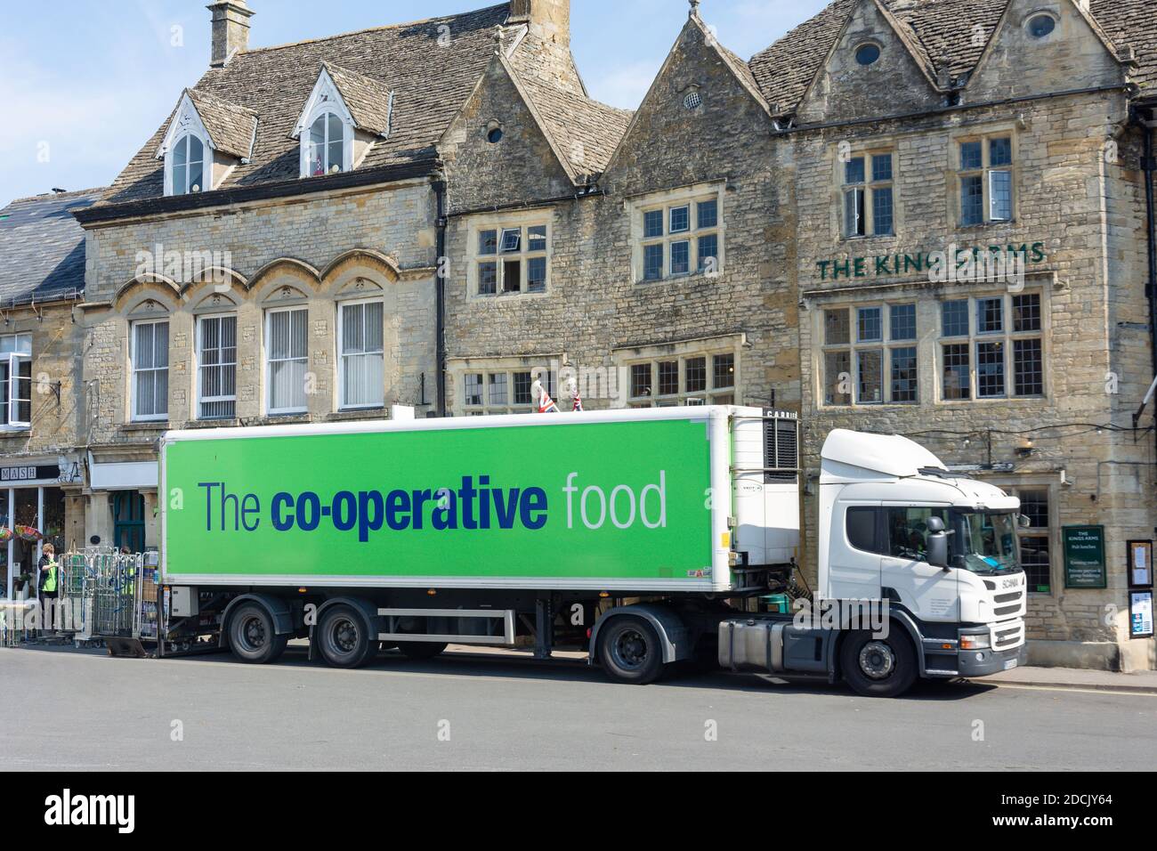 Kooperativer Lieferwagen außerhalb von Co-op Supermarkt Market Square, Stow-on-the-Wold, Gloucestershire, England, Vereinigtes Königreich Stockfoto
