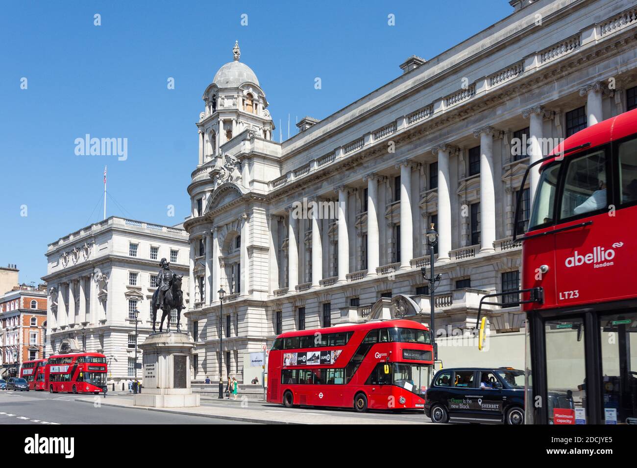Doppeldeckerbusse vor dem Old war Office Building, Whitehall, City of Westminster, Greater London, England, Vereinigtes Königreich Stockfoto