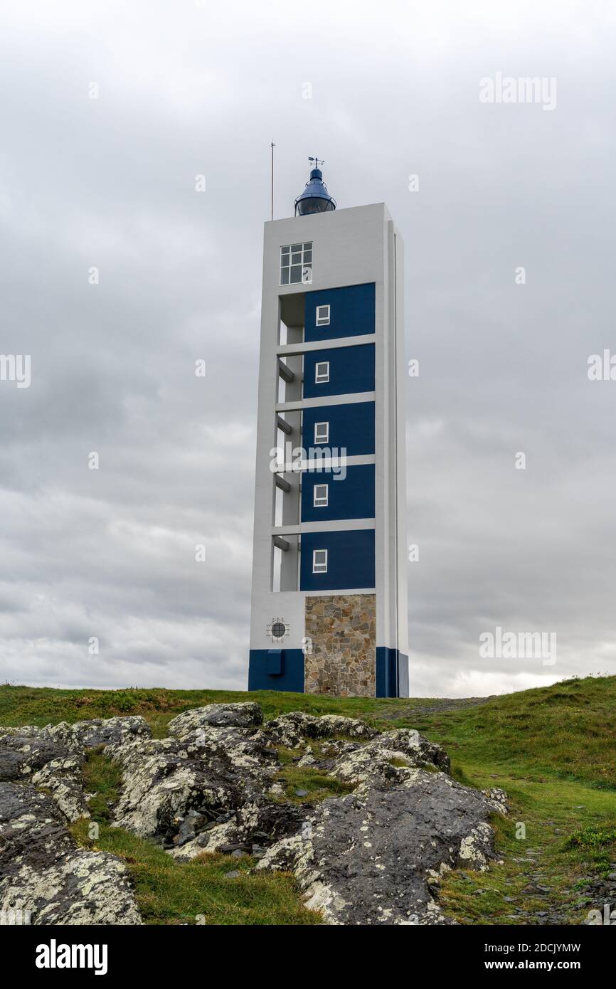 Der moderne Leuchtturm Punta Frouxeira unter einer grauen stürmischen Bewölkt Himmel Stockfoto