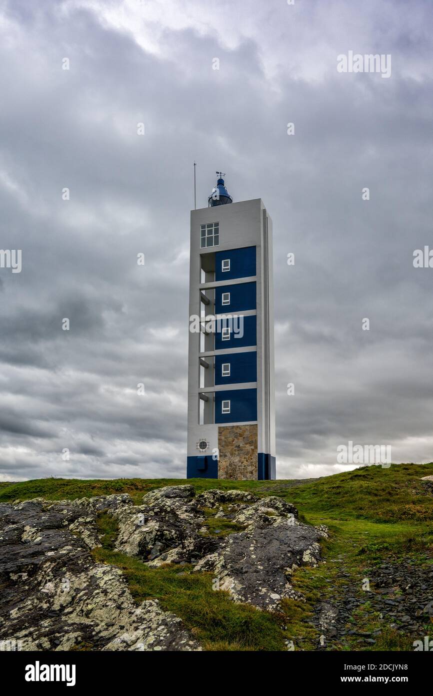 Der moderne Leuchtturm Punta Frouxeira unter einer grauen stürmischen Bewölkt Himmel Stockfoto