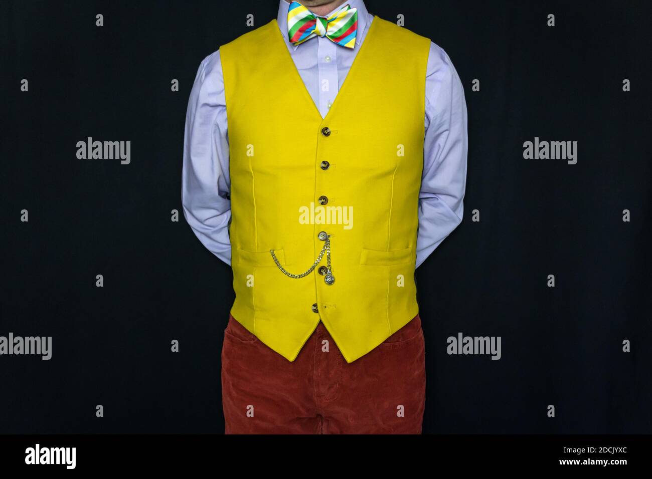 Portrait of man in leuchtend gelber Weste und bunter Schleife Krawatte Stockfoto