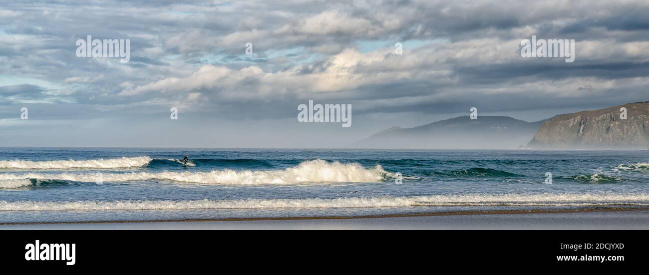 Valdovino / Galicien / Spanien - 18. November 2020: Surfen am STRAND von Frouxeira in Galicien im Norden Spaniens Stockfoto