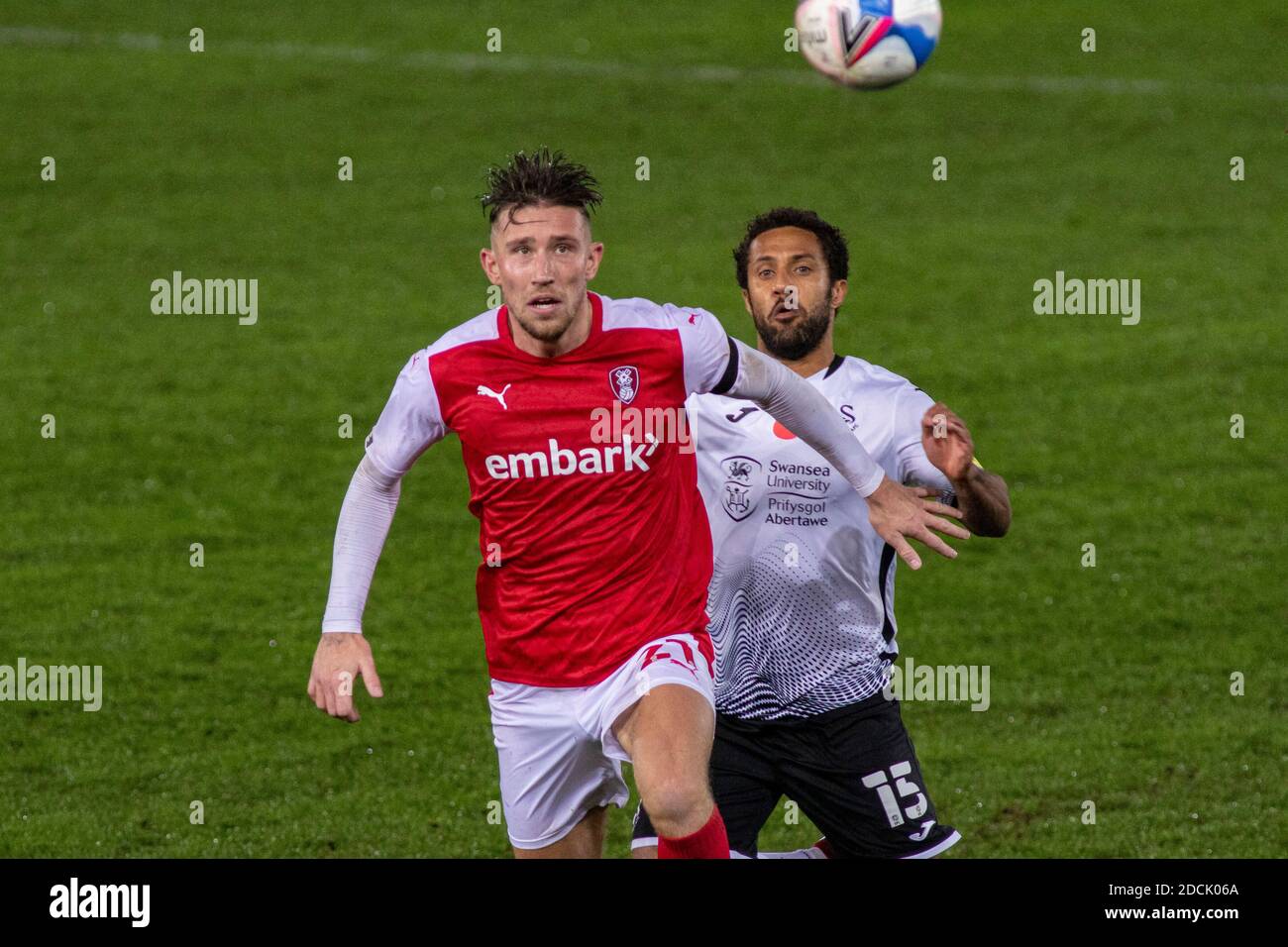 Swansea, Großbritannien. November 2020. Angus MacDonald von Rotherham United (L) im Kampf gegen Wayne Routledge von Swansea City (R). EFL Skybet Championship match, Swansea City gegen Rotherham Utd im Liberty Stadium in Swansea am Samstag, 21. November 2020. Dieses Bild darf nur für redaktionelle Zwecke verwendet werden. Nur redaktionelle Verwendung, Lizenz für kommerzielle Nutzung erforderlich. Keine Verwendung in Wetten, Spiele oder ein einzelner Club / Liga / Spieler Publikationen. PIC von Lewis Mitchell / Andrew Orchard Sport Fotografie / Alamy Live News Kredit: Andrew Orchard Sport Fotografie / Alamy Live News Stockfoto