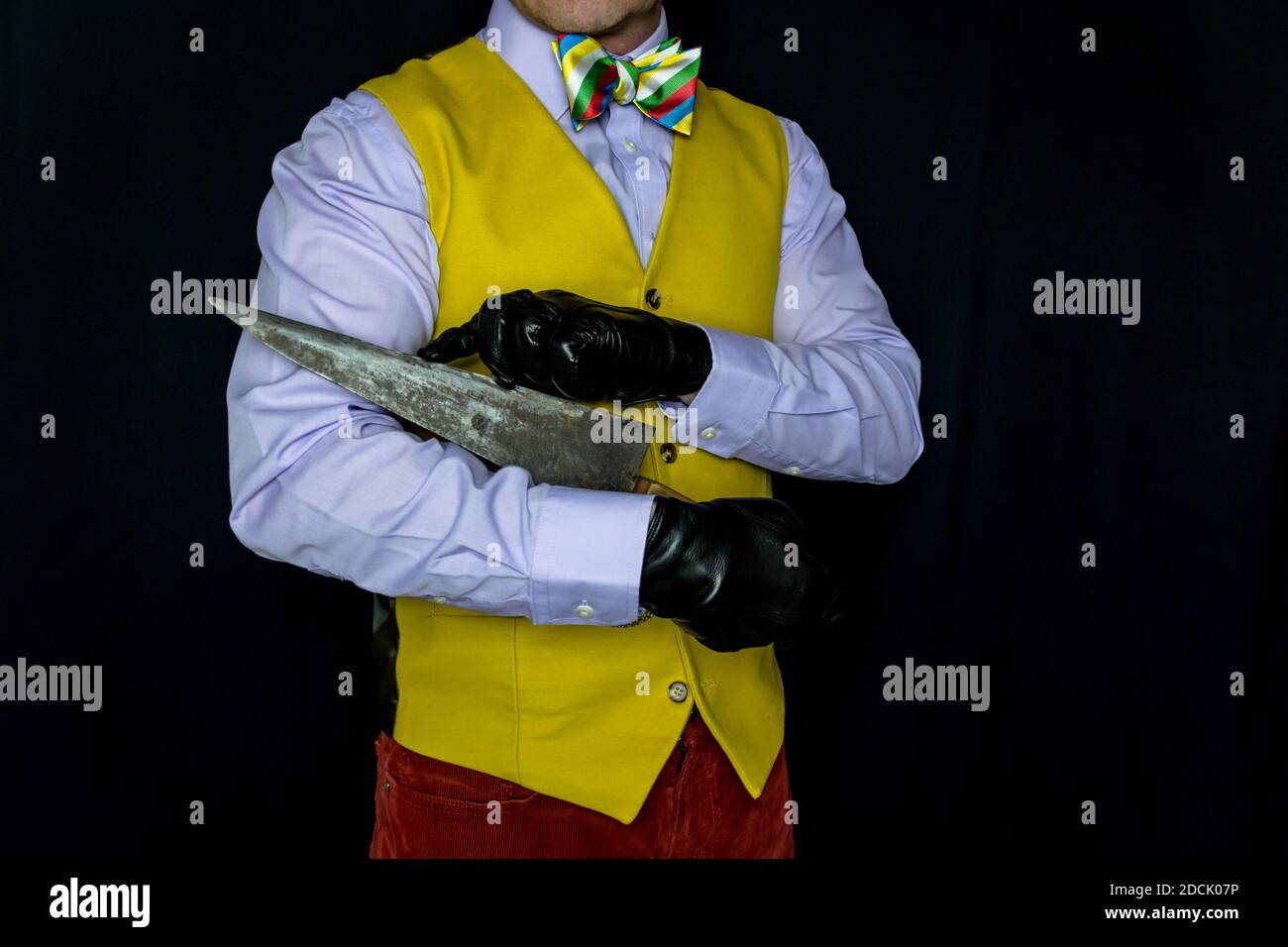Portrait of man in leuchtend gelber Weste und Lederhandschuhe mit rostigen Messer. Konzept des verrückten Killers. Stockfoto