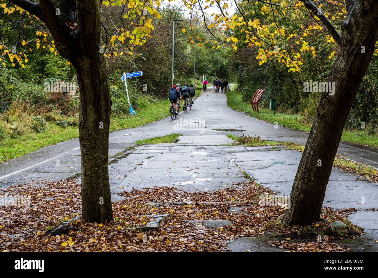 Fahrradfahrer fahren am Bahnhof Mangotsfield in Bristol entlang des Bristol and Bath Railway Path. Stockfoto