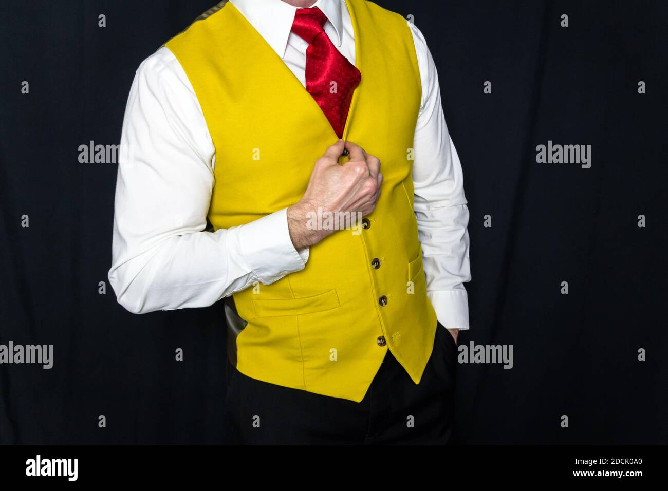 Porträt des Menschen in leuchtend gelbe Weste und rote Krawatte Professionell Stehen Stockfoto