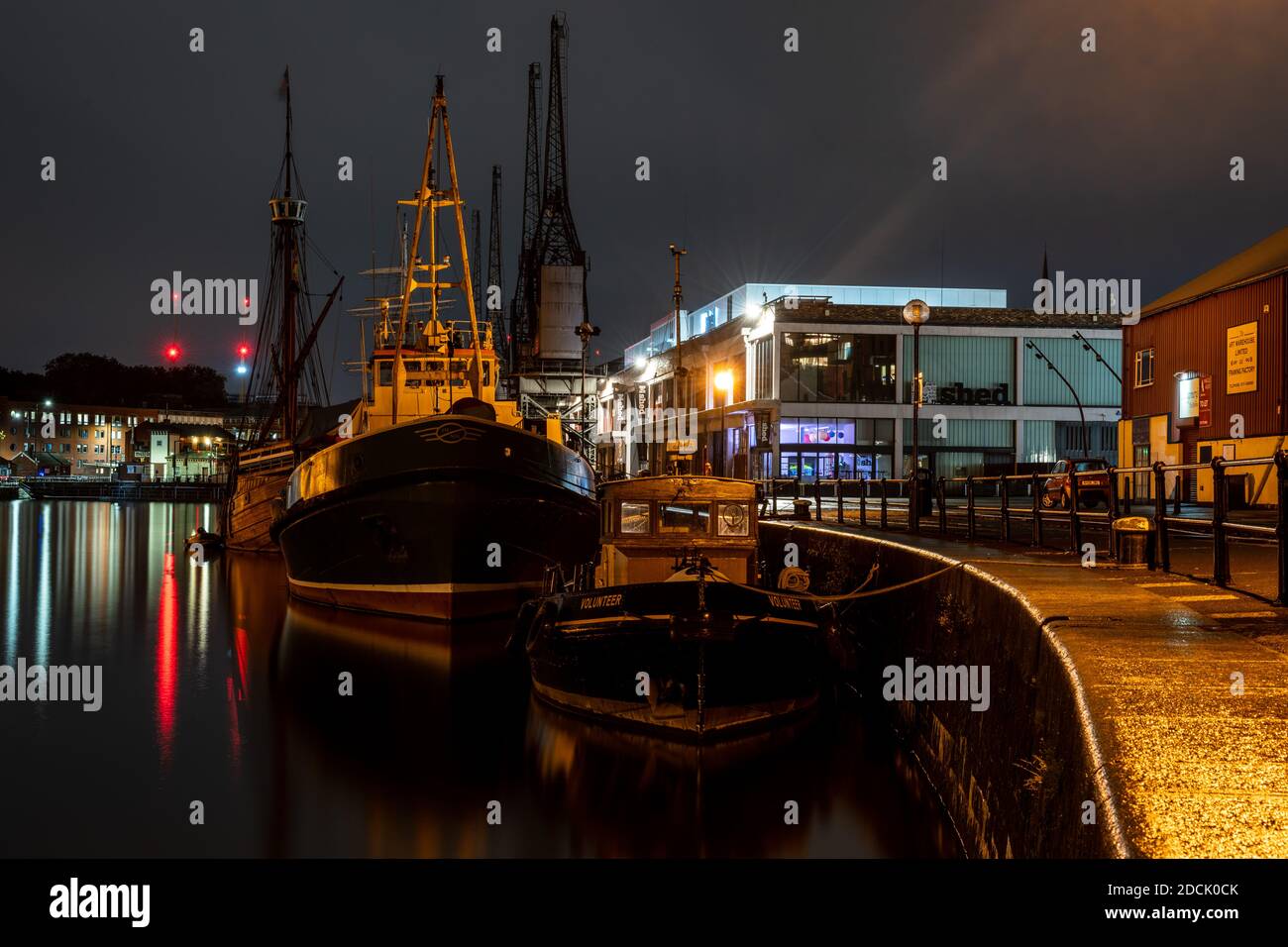 Am Kai von Prince's Wharf neben dem M Shed Museum werden nachts Boote am schwimmenden Hafen von Bristol vertäut. Stockfoto