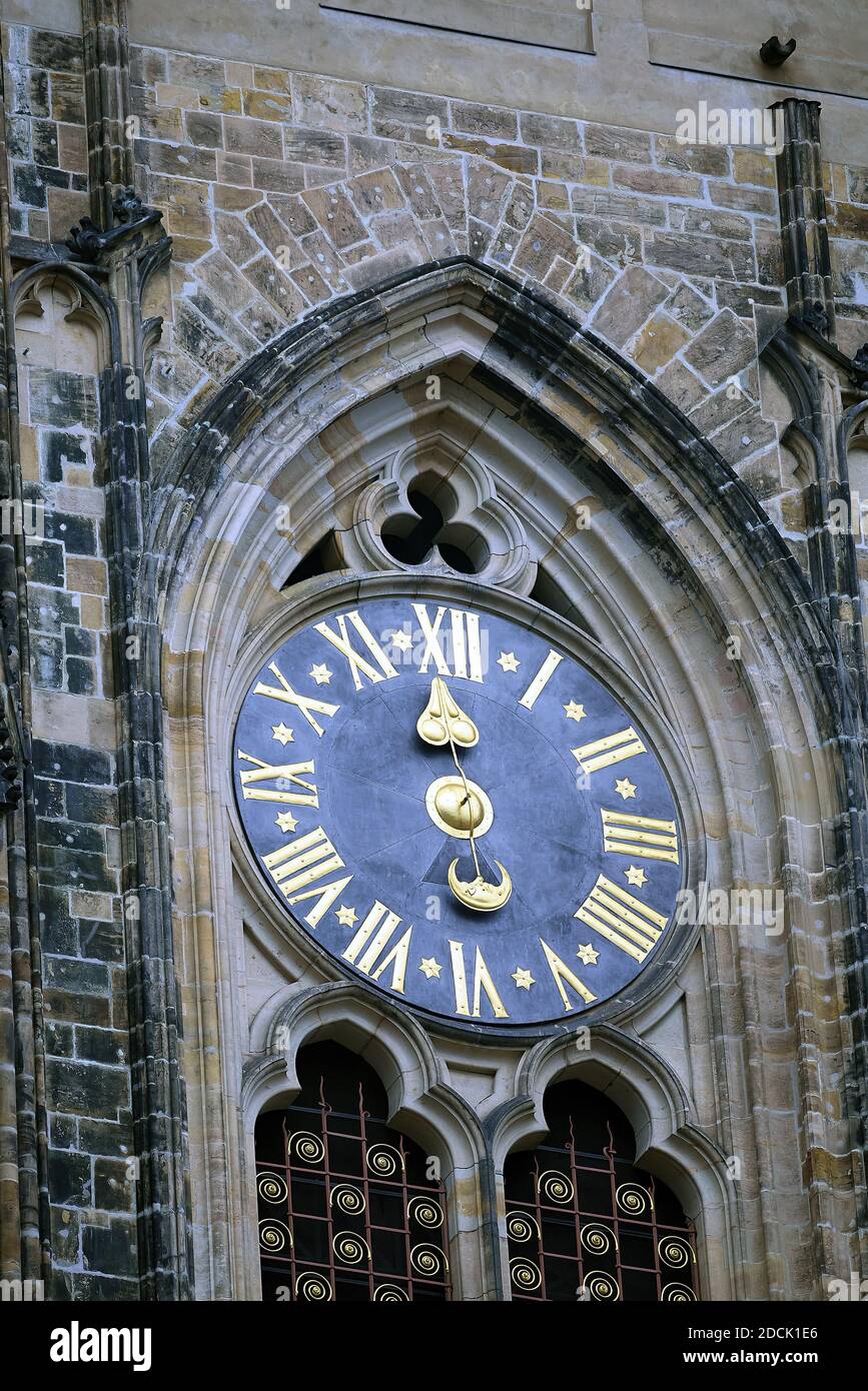 Nahaufnahme der Uhr der gotischen Kathedrale St. Veits in Prag Stockfoto