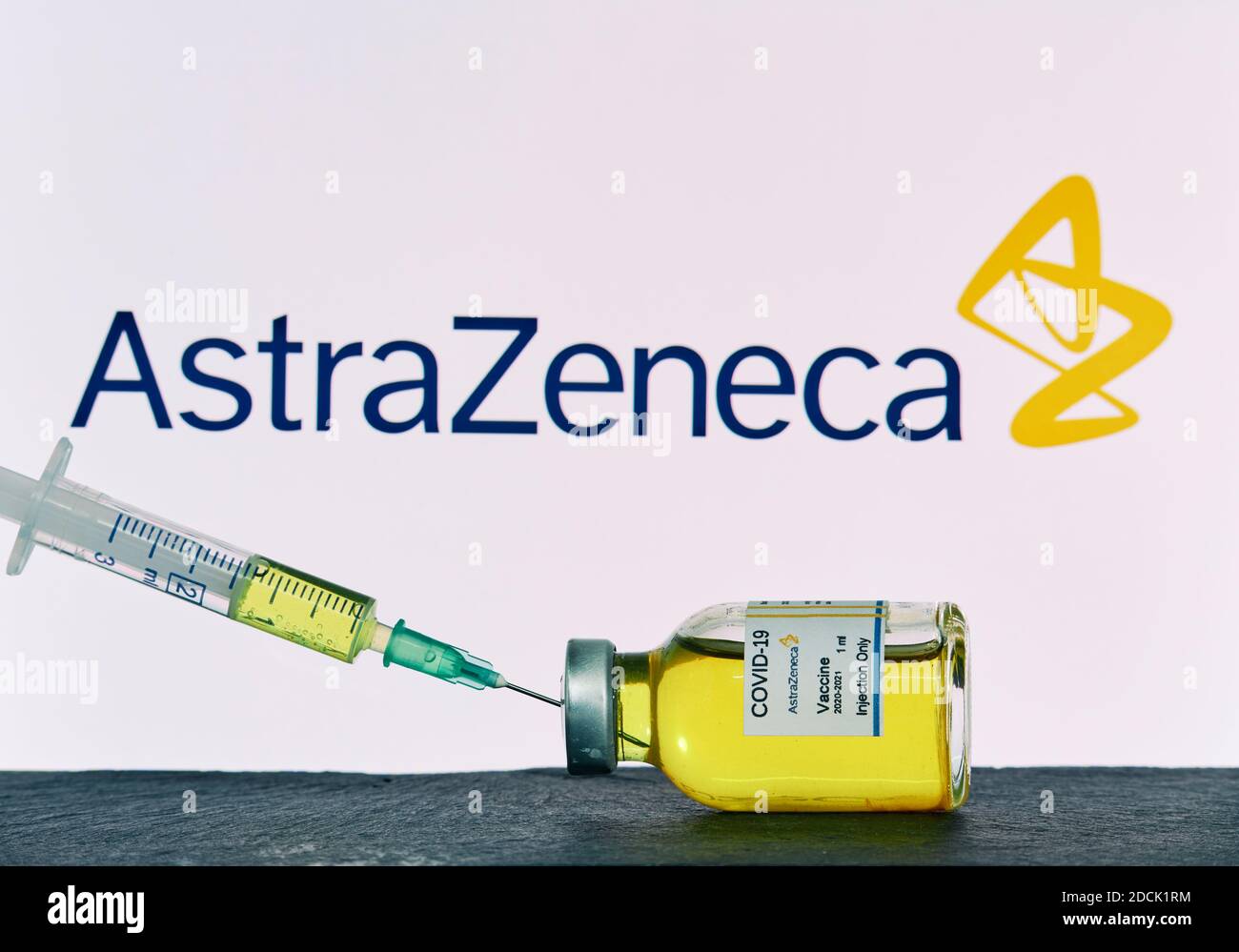 MALLORCA/SPANIEN - November 21 2020: AstraZeneca Research Coronavirus (Covid 19) Impfstoff. Reihe von Impfstoffflaschen mit verschwommenem Firmenlogo von AstraZeneca Stockfoto