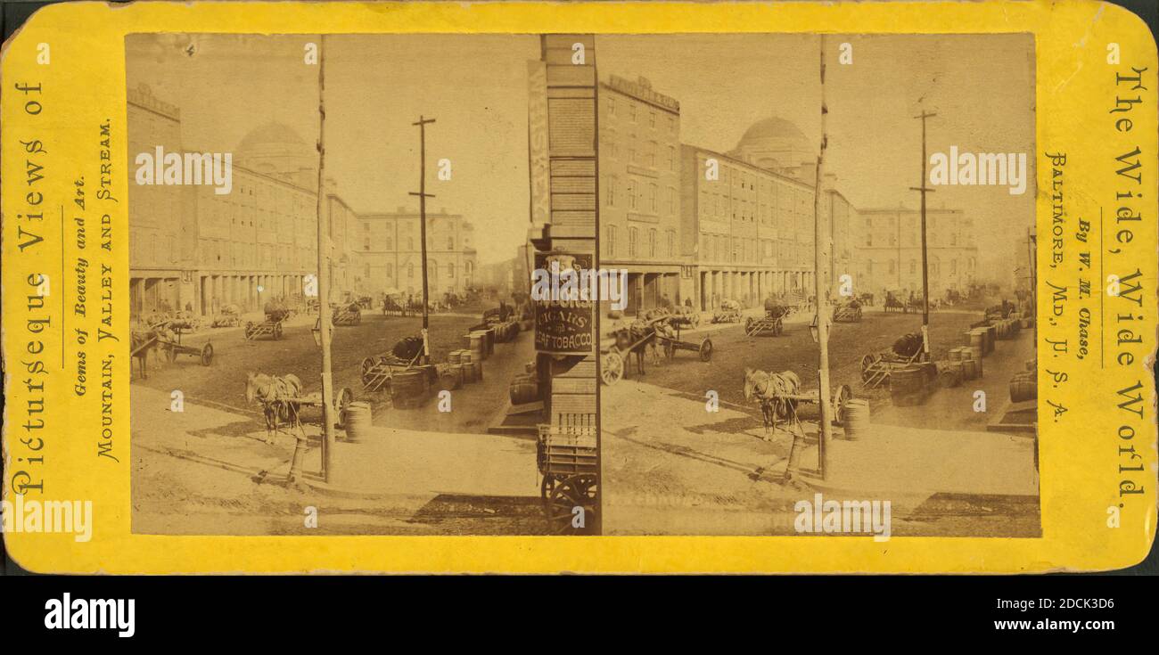 Straßenszene mit Waggons, Gebäuden. Ein Schild mit Werbung für Alkohol, Zigarren und Tabak im Vordergrund. Standbild, Stereographen, 1880, Chase, W. M. (William M.) (Ca. 1818-1901 Stockfoto
