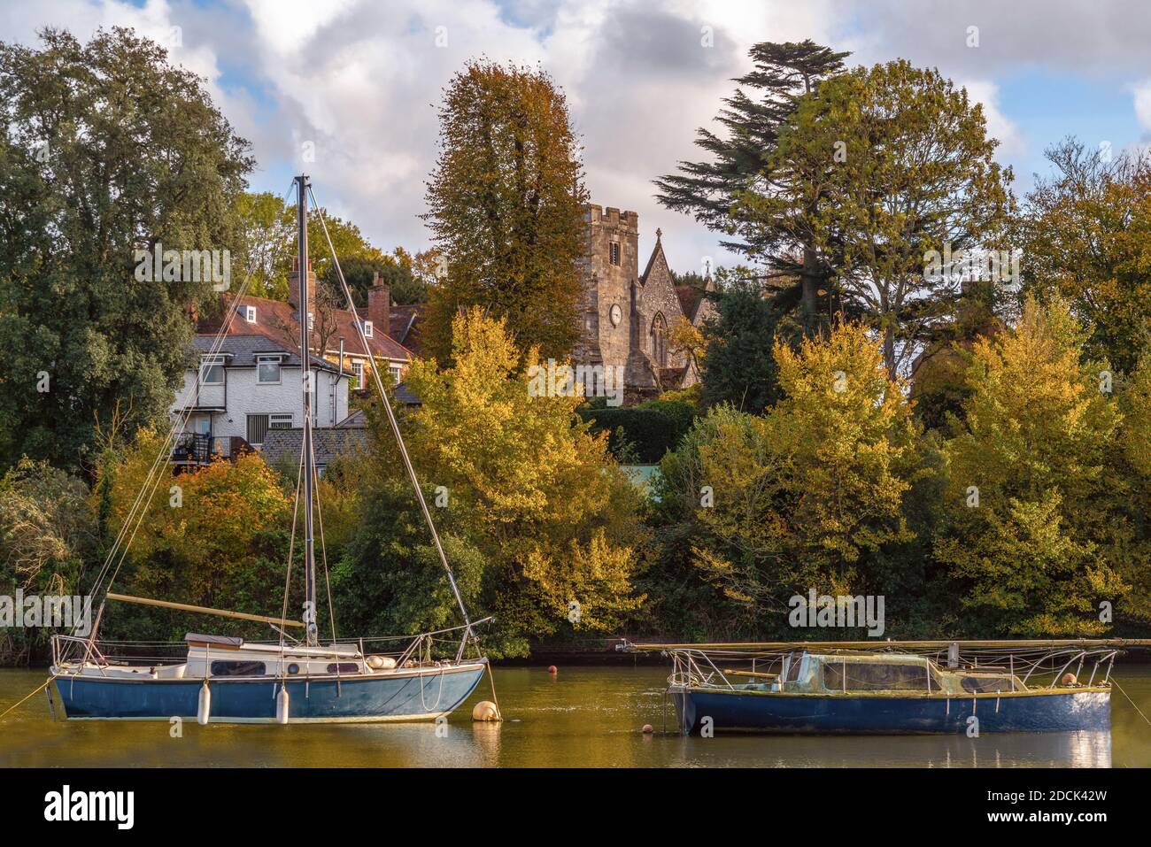 Herbstszene mit Booten, die im Herbst 2020 in Totton und Eling in Bartley Water festgemacht wurden, Southampton, Hampshire, England, Großbritannien Stockfoto