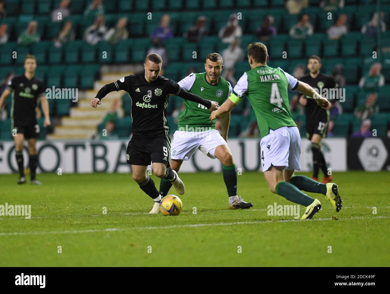 Easter Road Stadium.Edinburgh. Scotland.UK 21. November-20 schottische Premiership Match Hibernian vs Celtic Celtic Leigh Griffiths mit Hibs Ryan Porteous & Paul Hanlon Credit: eric mccowat/Alamy Live News Stockfoto