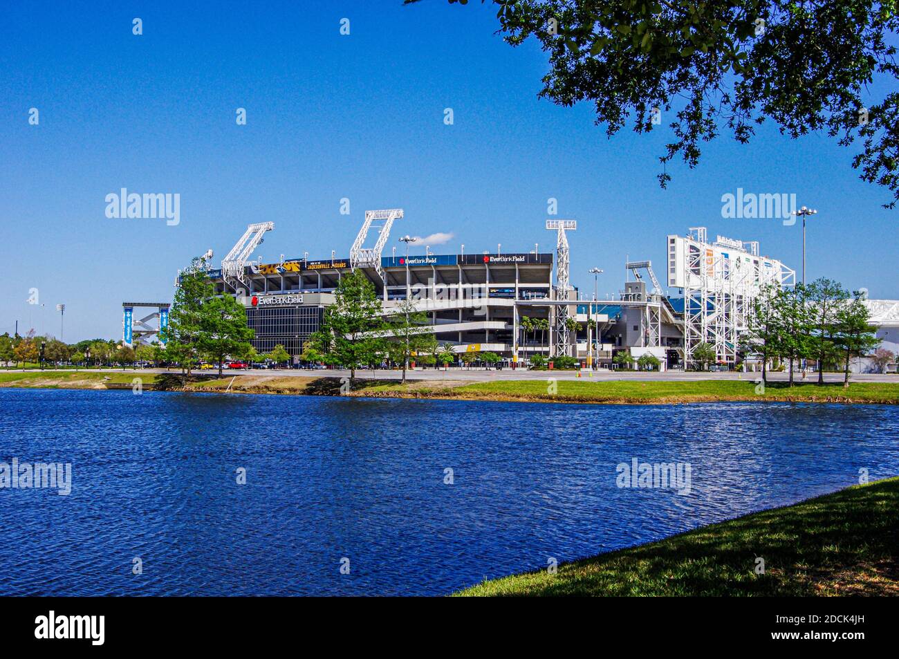 Jacksonville, FL - 18. März 2018; Blick auf Everbank Field, Heimstadion der Jaguars NFL Fußballmannschaft in der Innenstadt mit Teich und Landschaft im Vordergrund. Stockfoto