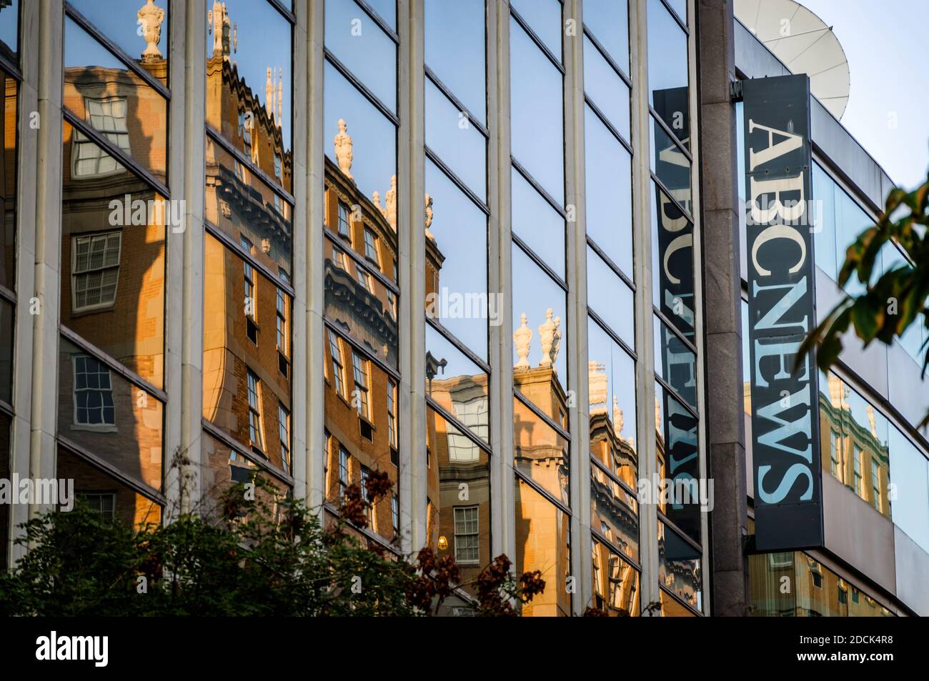 ABC News - Washington Bureau 1717 DeSales Street, N.W. Washington District of Columbia 20036. Reflexionen in den Fenstern von den Gebäuden gegenüber. Stockfoto