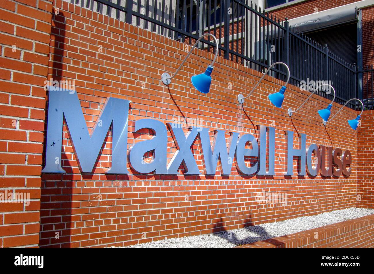 Jacksonville, FL--Mar 18, 2018; Edelstahl Maxwell House Kaffee Marke Schild angezeigt an der Außenwand der Kaffee Rösterei in der Innenstadt. Stockfoto