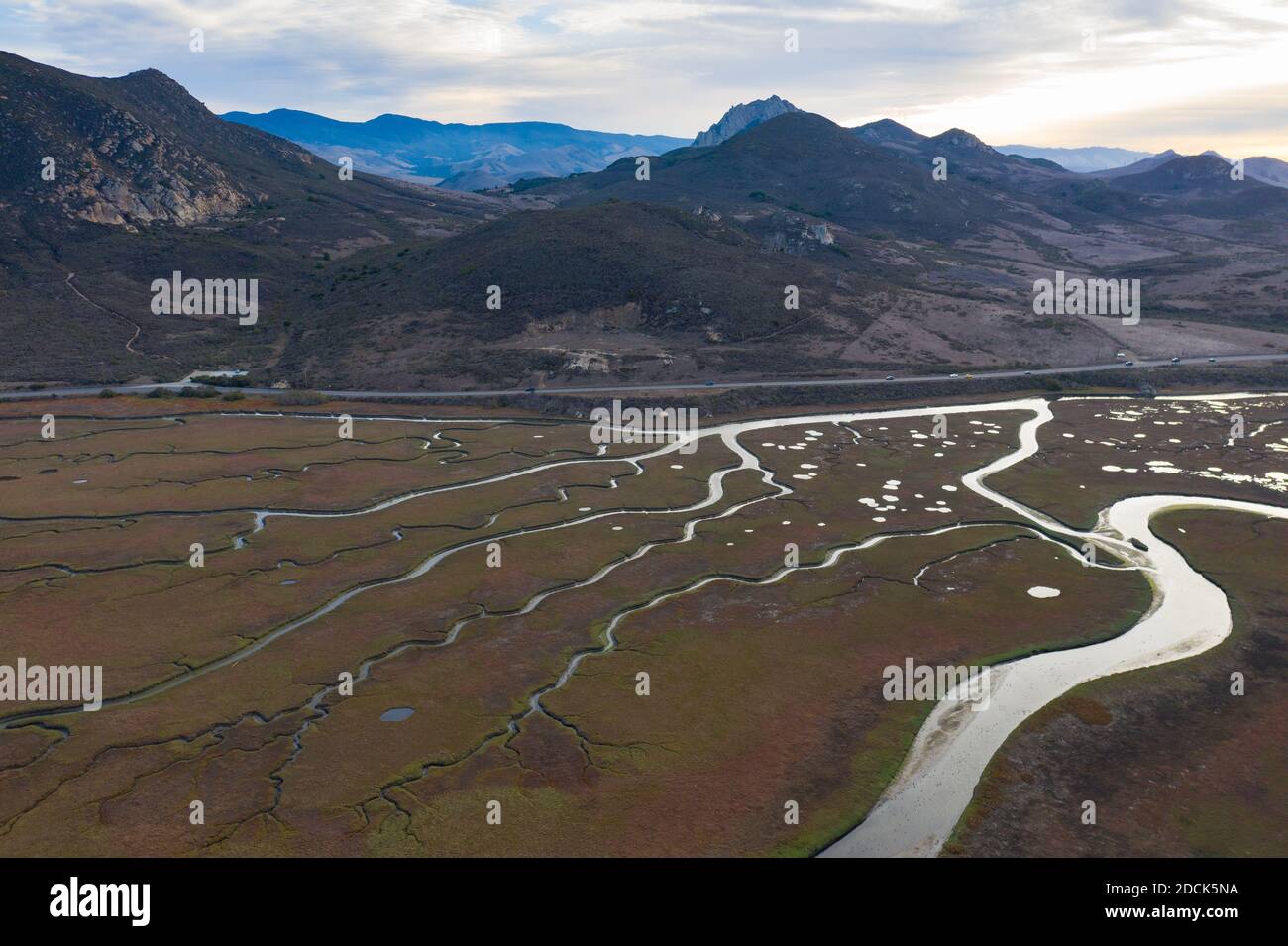 Schmale Kanäle schlängeln sich durch eine wunderschöne Mündung in Zentralkalifornien. Die Mündungen bilden sich, wenn sich der Frischwasserabfluss trifft und sich mit Meerwasser vermischt. Stockfoto