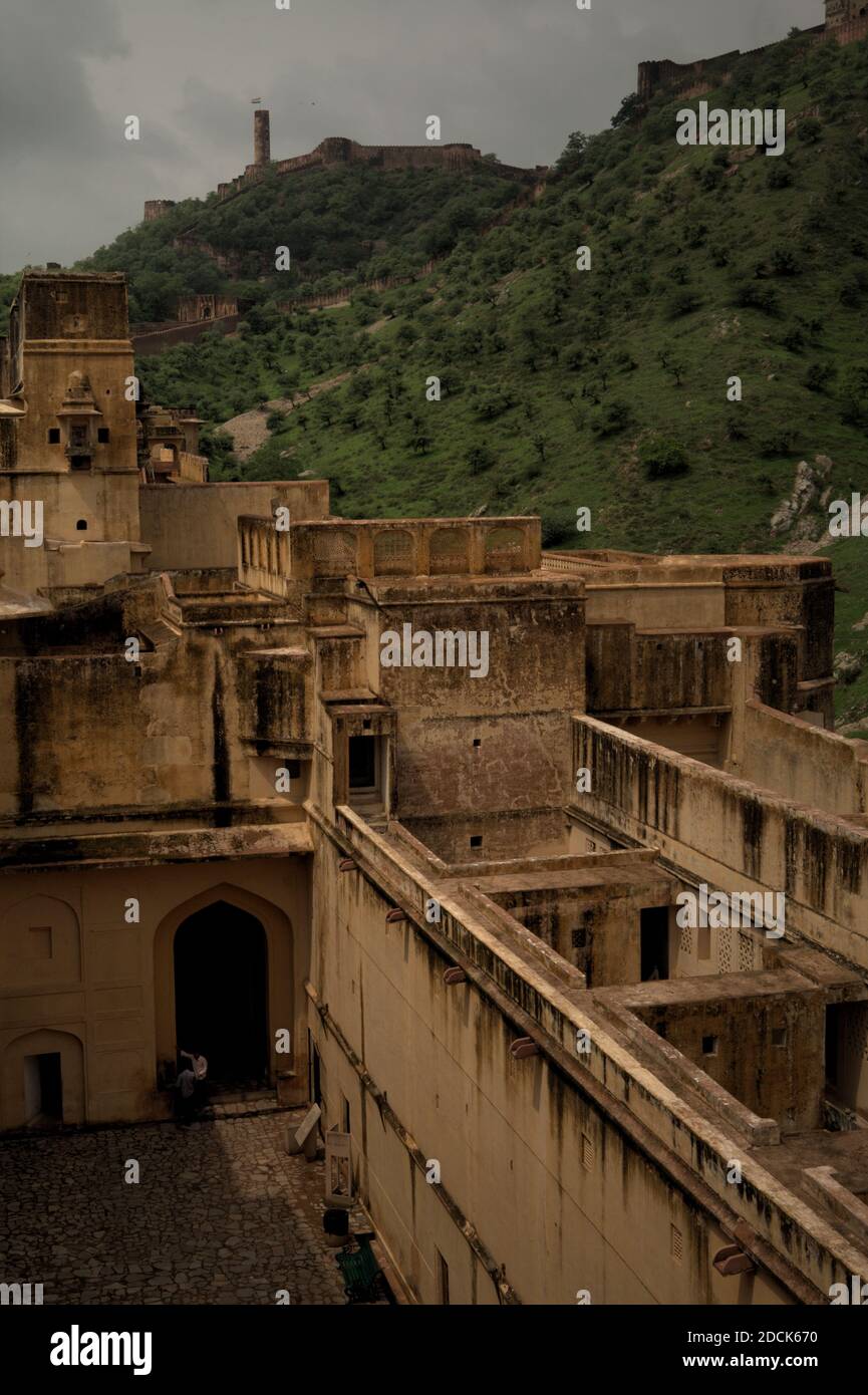 Ein Teil der Amer Fort mit Blick auf Jaigarh Fort, beide sind als ein Kulturerbe: Die Hill Forts of Rajasthan. Amer, Rajasthan, Indien. Stockfoto