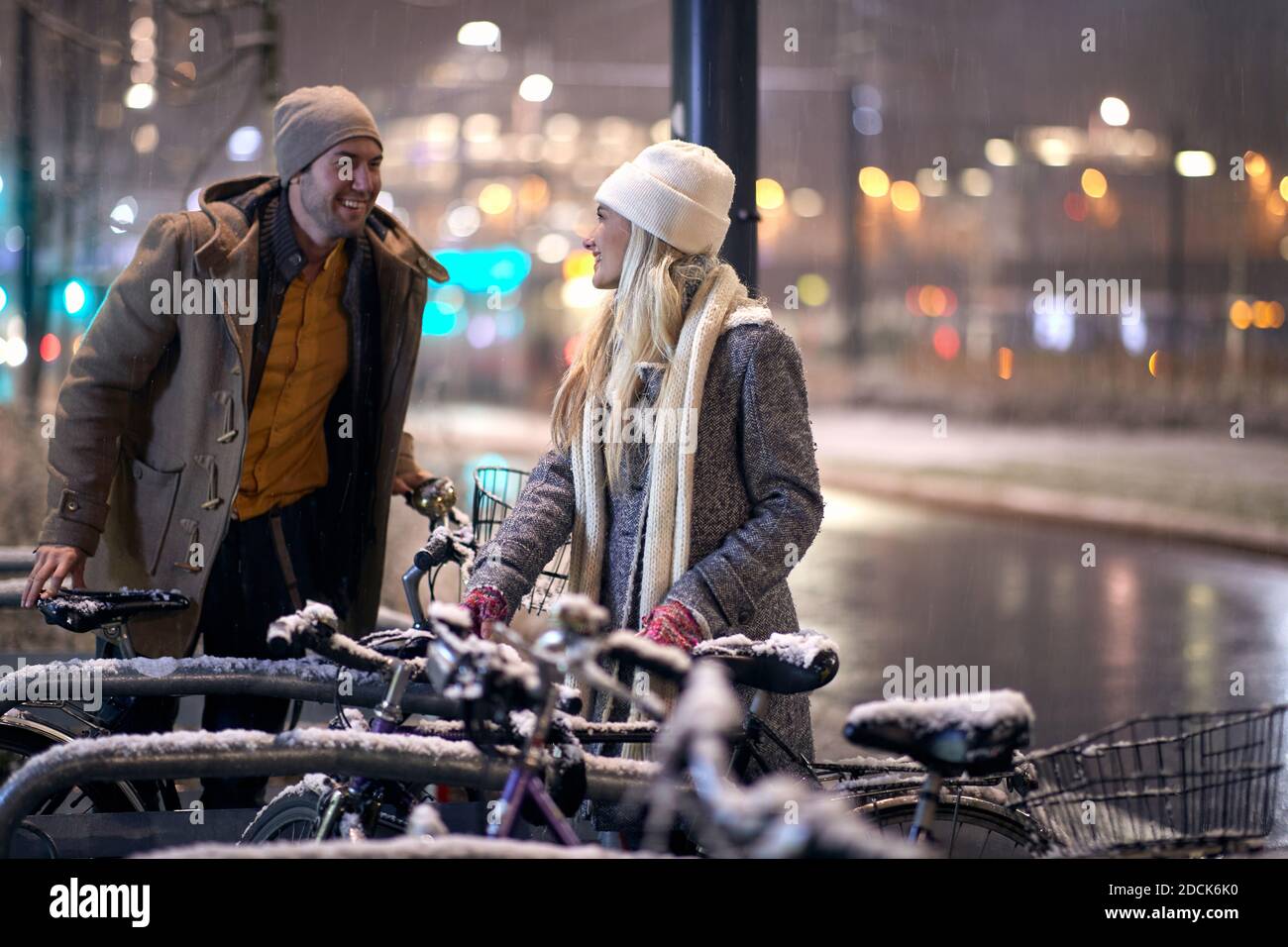 Junge kaukasischen Kerl flirtet mit attraktiven stilvollen Blondine, sprechen, lächeln, Stockfoto