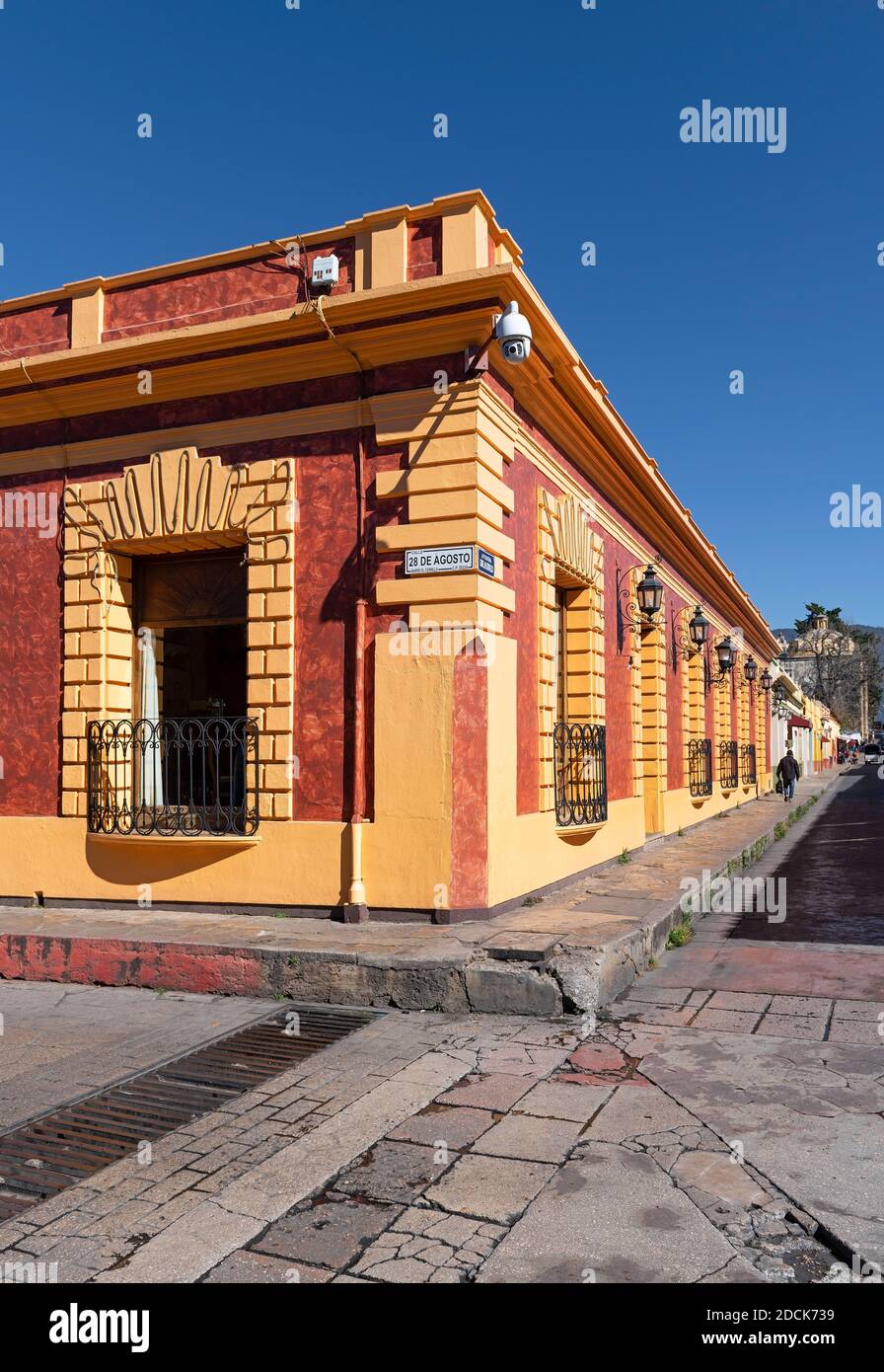 Straßenecke im Kolonialstil, San Cristobal de las Casas, Chiapas, Mexiko. Stockfoto