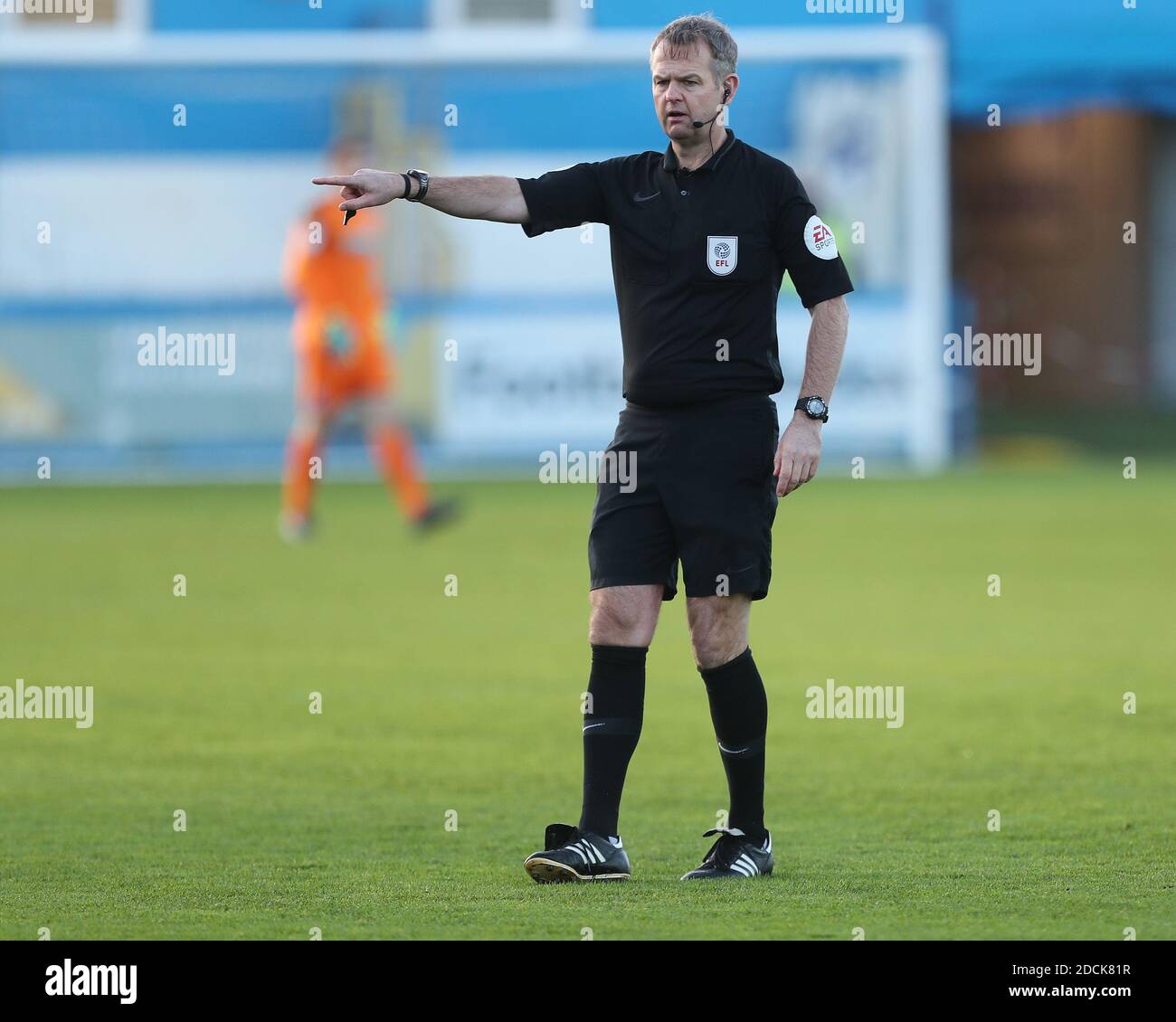 BARROW IN FURNESS, ENGLAND. 21. NOVEMBER der Schiedsrichter Christopher Sarginson während des Sky Bet League 2-Spiels zwischen Barrow und Forest Green Rovers in der Holker Street, Barrow-in-Furness am Samstag, 21. November 2020. (Kredit: Mark Fletcher, Mi News) Kredit: MI Nachrichten & Sport /Alamy Live Nachrichten Stockfoto
