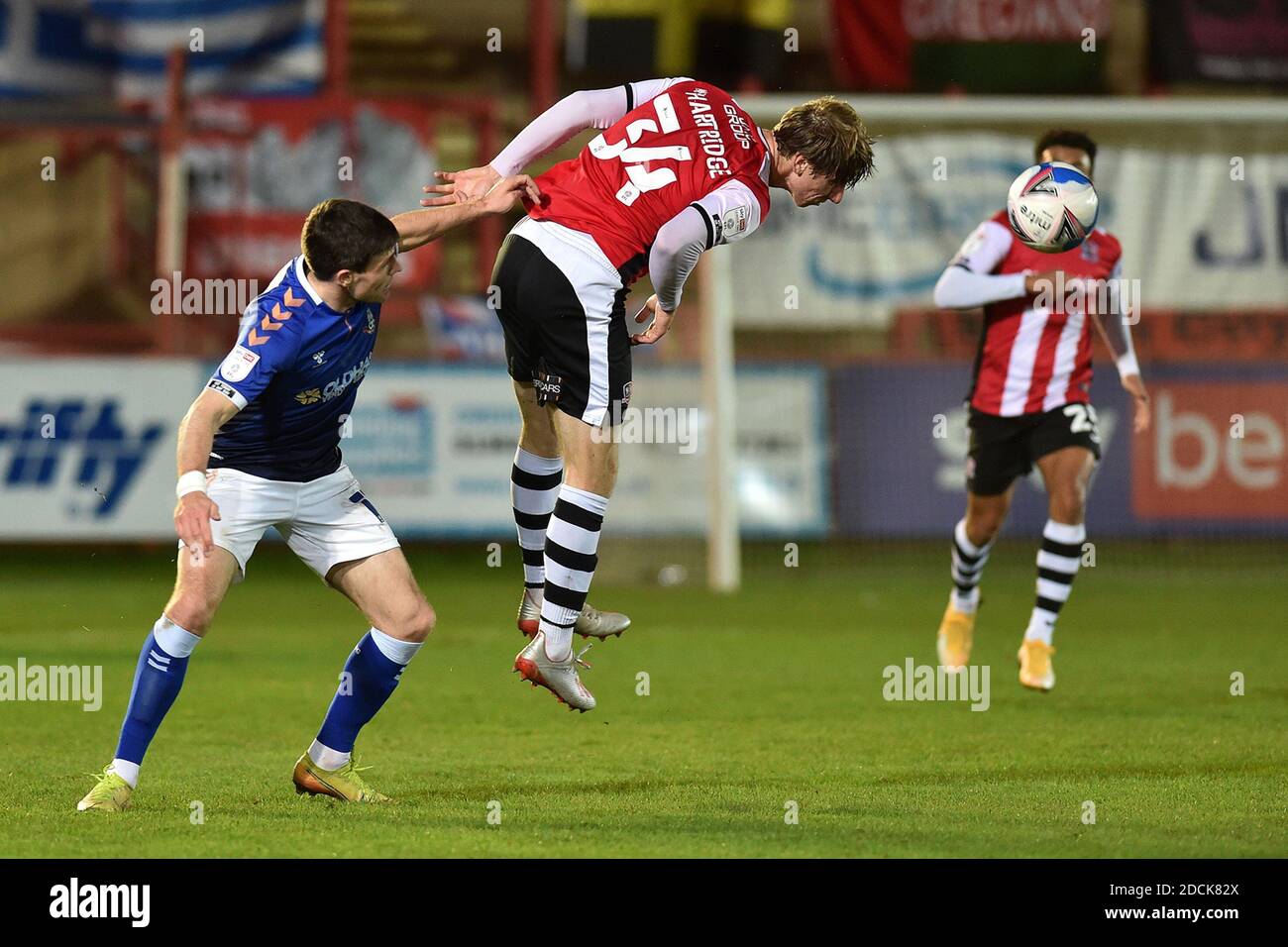 EXETER, ENGLAND. 21. NOVEMBER: Bobby Grant von Oldham Athletic stamelt mit Alex Hartridge von Exeter City während des Sky Bet League 2-Spiels zwischen Exeter City und Oldham Athletic im St James' Park, Exeter am Samstag, 21. November 2020. (Kredit: Eddie Garvey, Mi News) Kredit: MI Nachrichten & Sport /Alamy Live Nachrichten Stockfoto