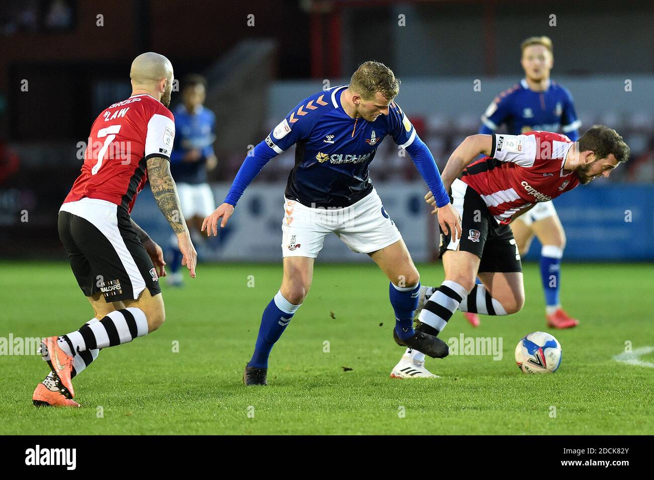 EXETER, ENGLAND. 21. NOVEMBER: Danny Rowe von Oldham Athletic stelt mit Pierce Sweeney und Nicky Law während des Sky Bet League 2-Spiels zwischen Exeter City und Oldham Athletic im St James' Park, Exeter am Samstag, 21. November 2020. (Kredit: Eddie Garvey, Mi News) Kredit: MI Nachrichten & Sport /Alamy Live Nachrichten Stockfoto