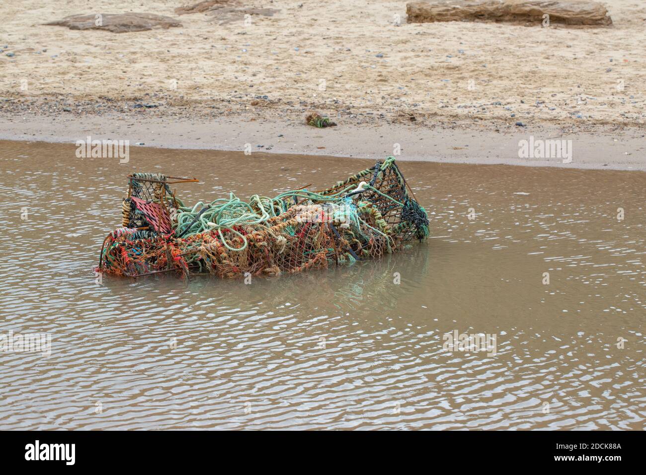 Fischernetz, Hummer Töpfe, Seile, - Plastik, Metall, alle zusammen, gewaschen bis auf Happisburgh Strand und Küste, Gezeiten gebracht. Echte Augenmuschel, Stockfoto