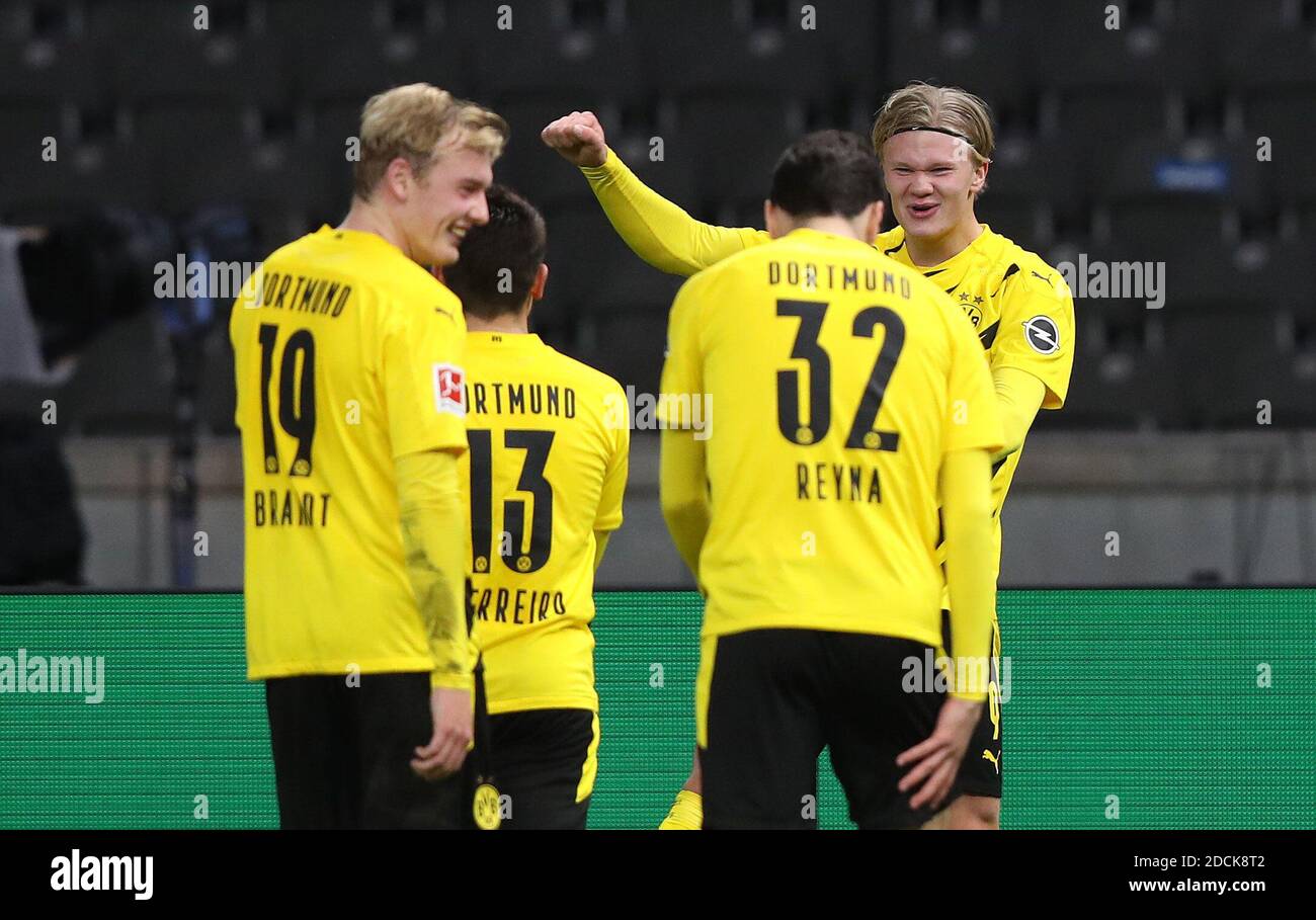 Stadt Berlin, Deutschland. 21. Nov, 2020. firo: 21.11.2020 Fußball, Fußball 1. Bundesliga, Saison 2020/2021 Hertha BSC Berlin - BVB Borussia Dortmund 2: 5 BVB Erling Håland, Haland, Haaland, Jubilation, goaljubel, Geste, Geste, BVB Giovanni Reyna, BVB Julian Brandt, zur weltweiten Nutzung Quelle: dpa/Alamy Live News Stockfoto