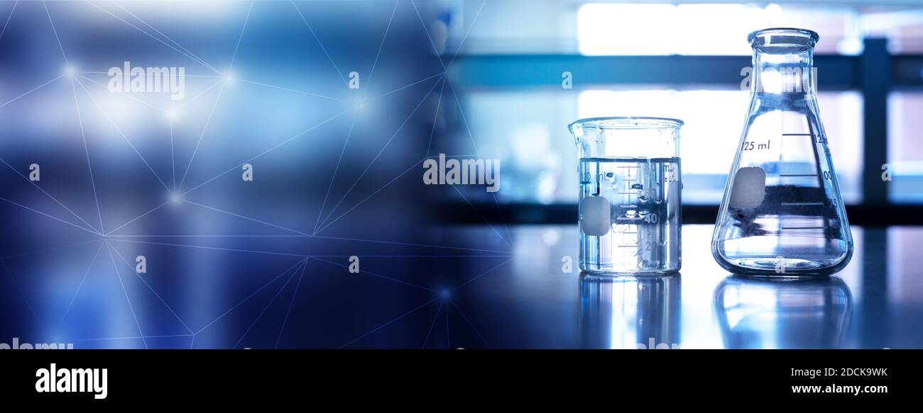 Kolben und Becherglas Ausrüstung in der medizinischen Gesundheit Wissenschaft Linie von Hintergrund des Technologie-Banners Stockfoto