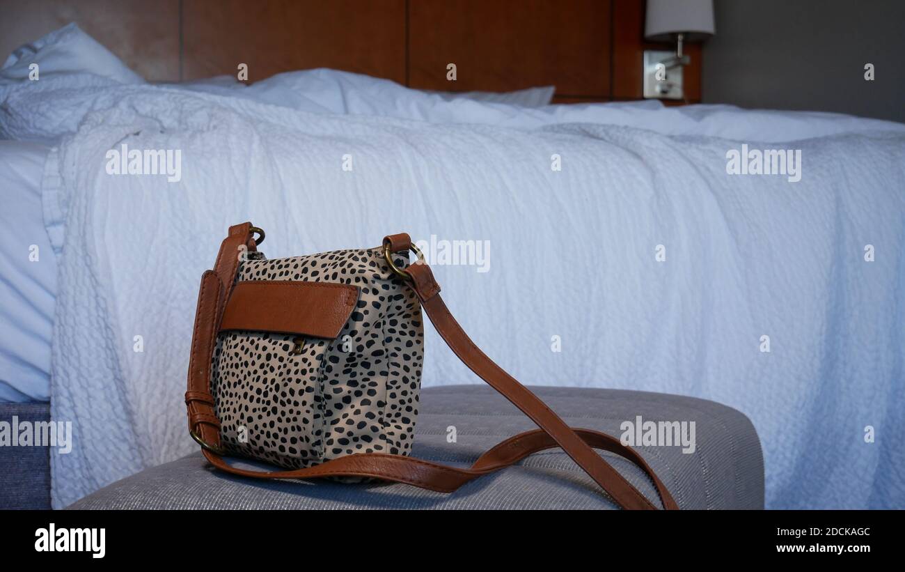 Handtasche links im Hotel Stockfoto