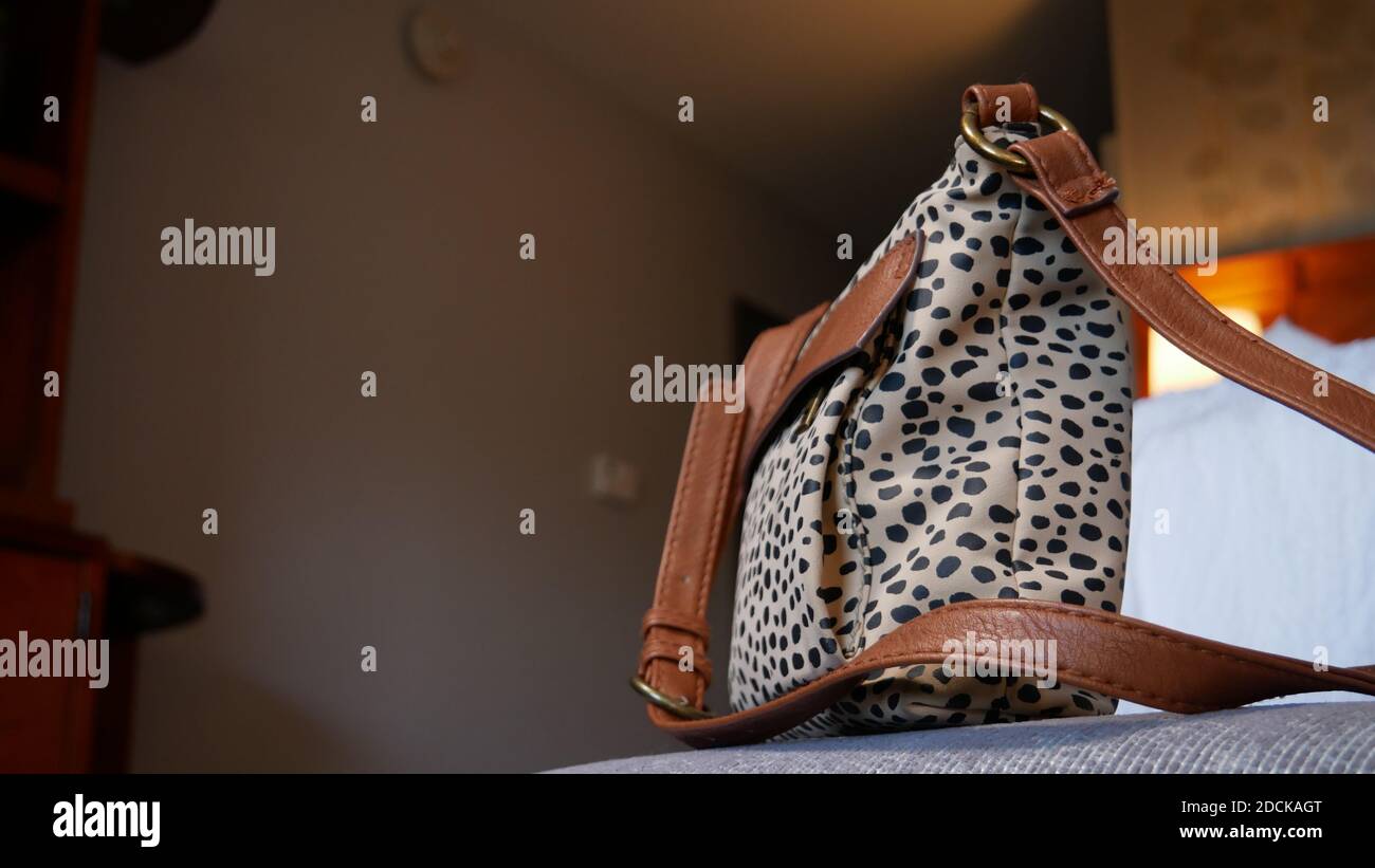 Handtasche links im Hotel Stockfoto