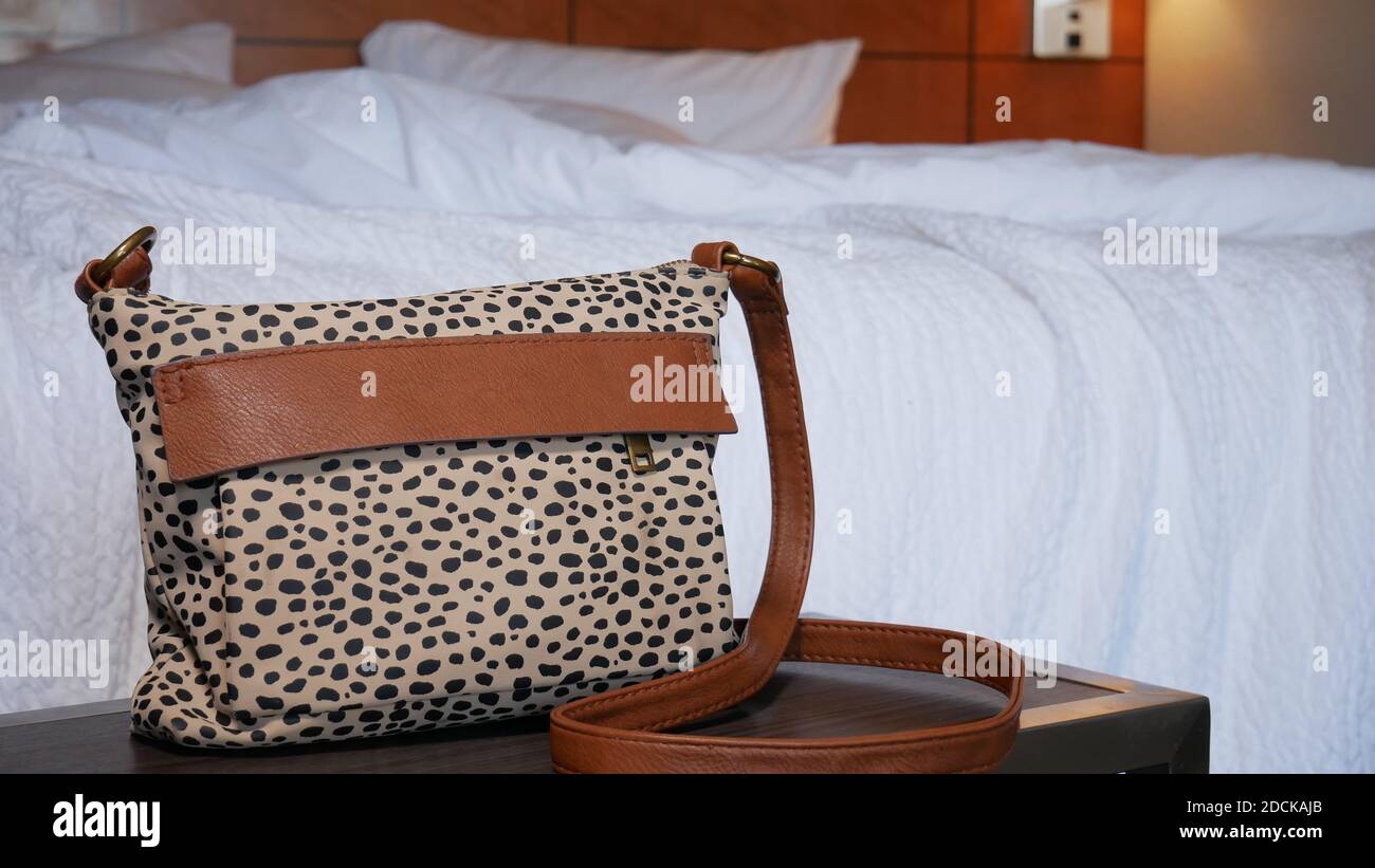 Handtasche links im Hotel Stockfoto