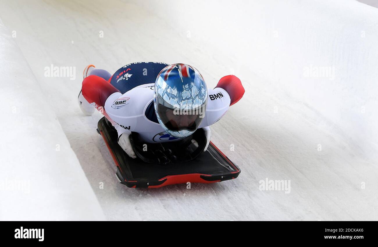 Peking, Lettland. November 2020. Laura Deas aus Großbritannien tritt beim Skeleton-Finale der Frauen bei der IBSF World Cup Bobsleigh and Skeleton Series am 20. November 2020 in Sigulda, Lettland, an. Kredit: Edijs Palens/Xinhua/Alamy Live Nachrichten Stockfoto