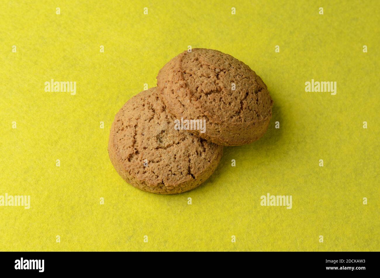 Haferflocken Cookies auf einem verschwommenen gelben Hintergrund. Selektiver Fokus. Stockfoto