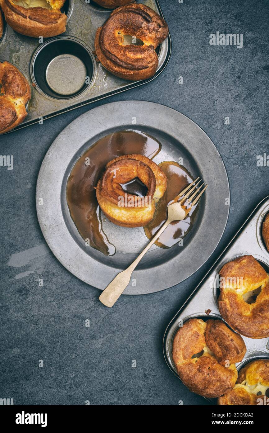 Mini hausgemachte yorkshire Puddings in Muffin Dosen Stockfoto