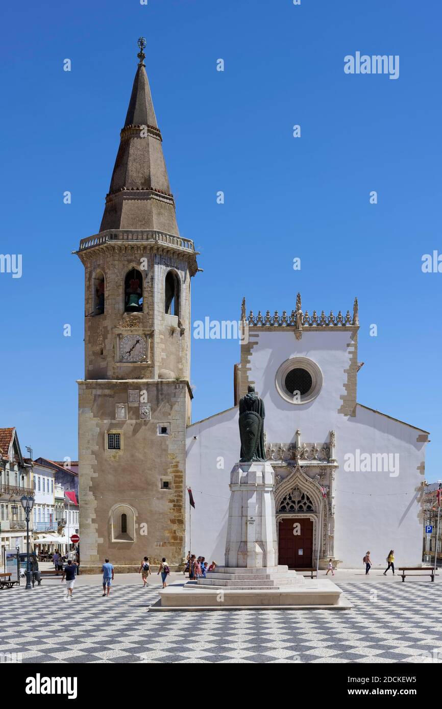 St. Johannes der Täufer Kirche, Gualdim Pais Statue auf Platz der Republik, Tomar, Santarem Bezirk, Portugal Stockfoto