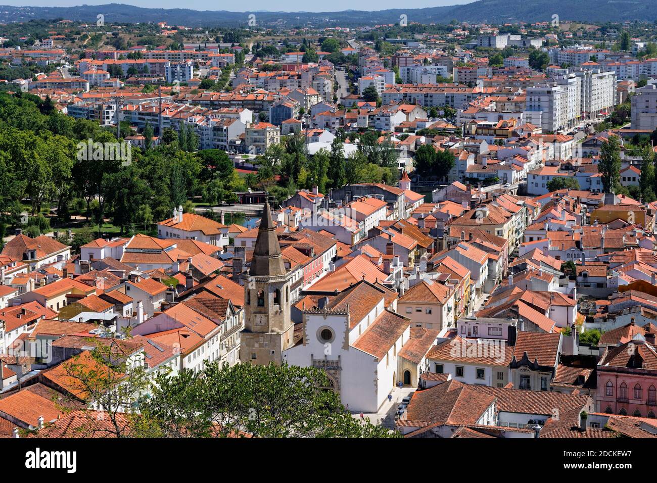 Blick auf Tomar und die Kirche des heiligen Johannes des Täufers, Tomar, Santarem, Portugal Stockfoto