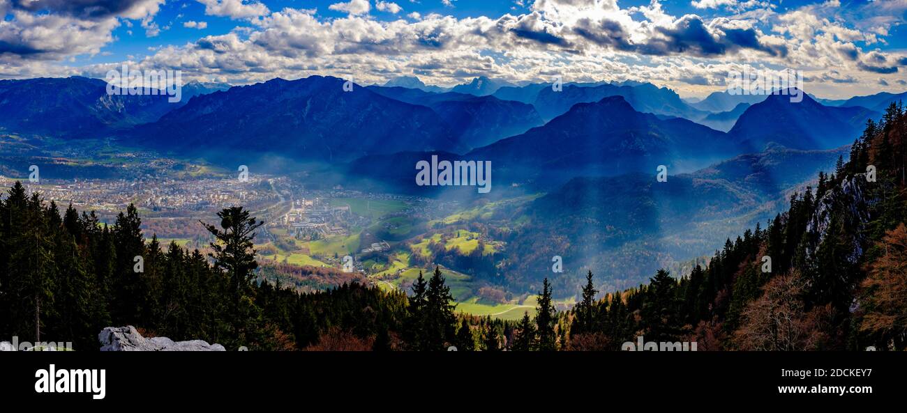 Sonnenstrahlen vor den Berchtesgadener Alpen, im Tal Bad Reichenhall, Berchtesgadener Land, Oberbayern, Bayern, Deutschland Stockfoto