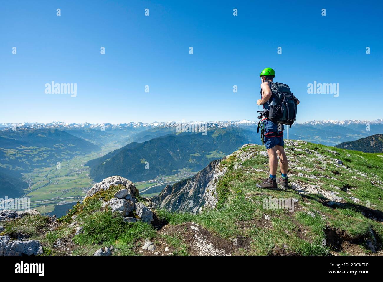 Wanderer blickt hinunter ins Inntal, Haidachstellwand, 5-Gipfel-Klettersteig, Wanderung im Rofangebirge, Tirol, Österreich Stockfoto