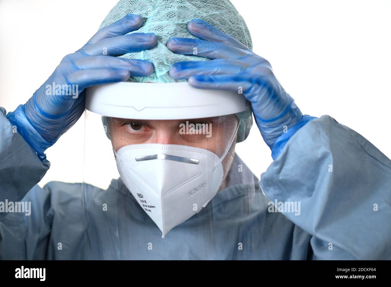 Medizinisches Personal überarbeitet, Gesten, übergibt den Kopf, Koronakrise, Baden-Württemberg, Deutschland Stockfoto