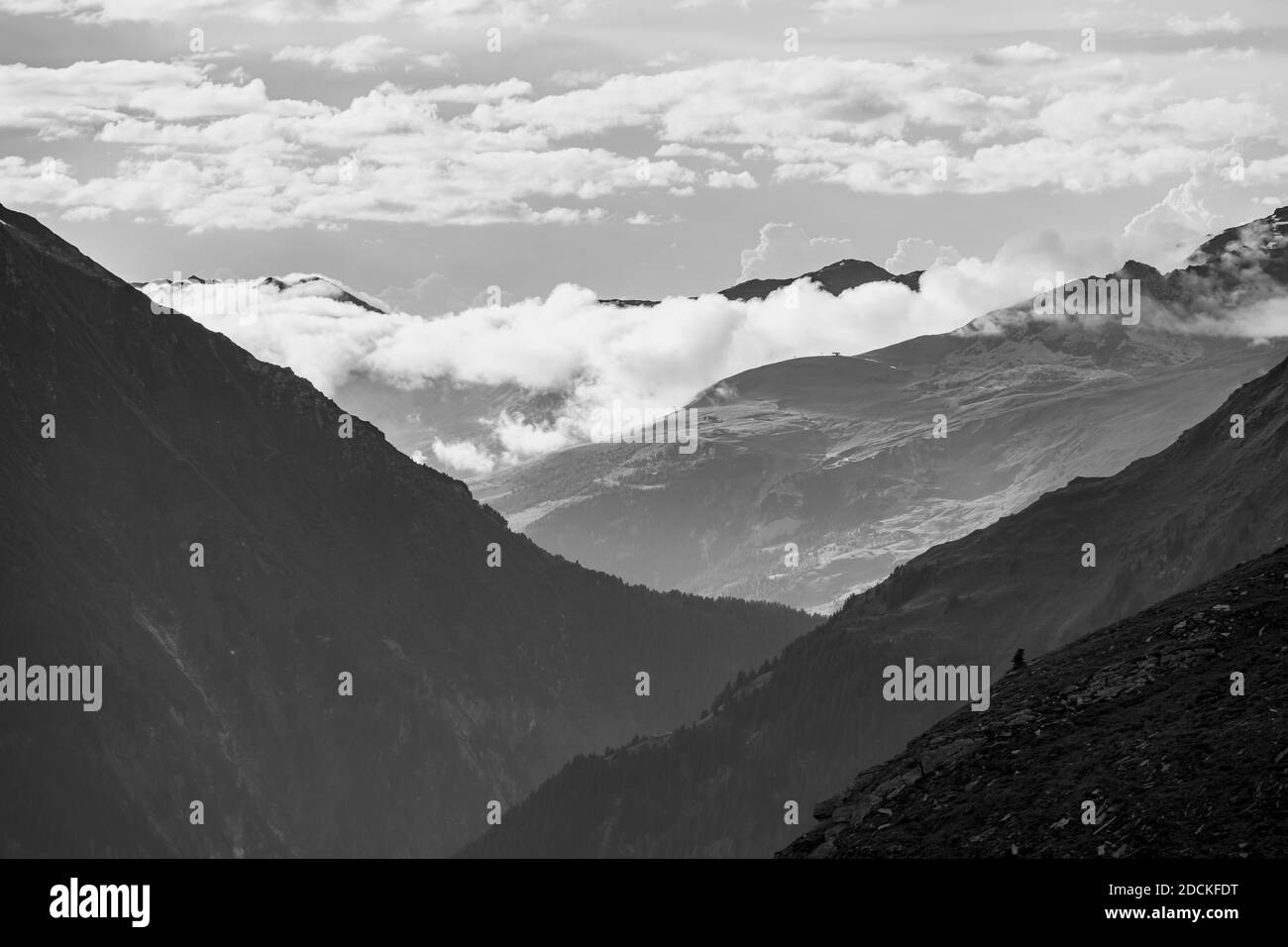 Bergketten umgeben von Nebel, Bergtal Floitengrund, Zillertaler Alpen, Zillertal, Tirol, Österreich Stockfoto