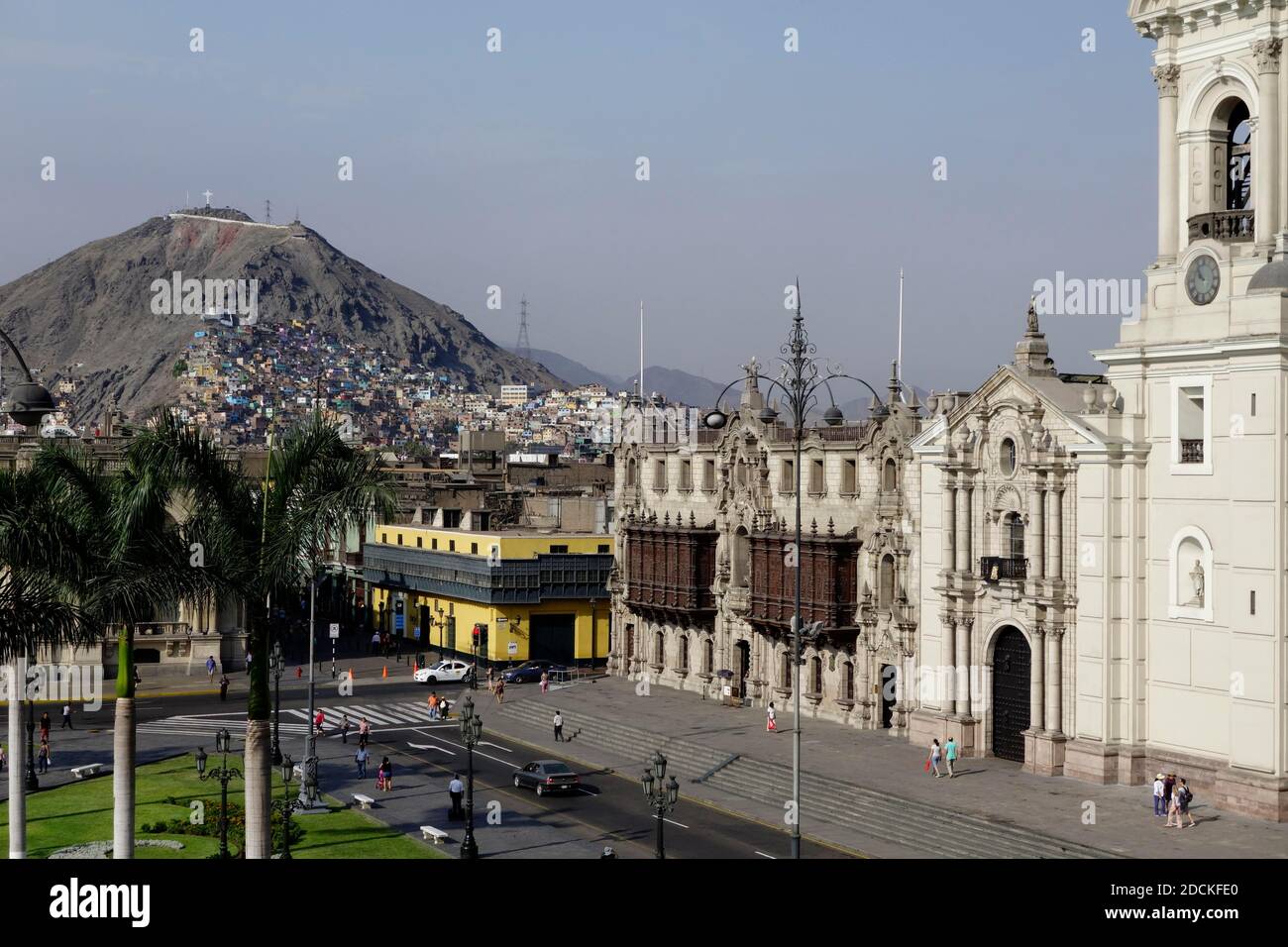 Kathedrale von Lima, Kathedrale Basilika St. John, hinten Cerro San Cristobal, Lima, Peru Stockfoto