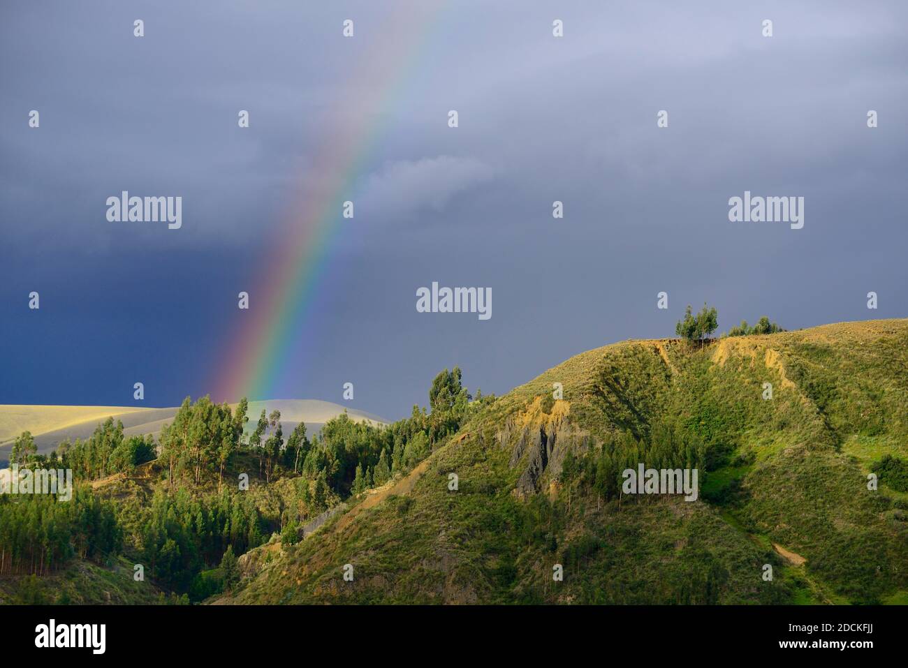 Regenbogen vor dunklen Wolken, Ruta 111, bei Huaraz, Regio Ancash, Peru Stockfoto