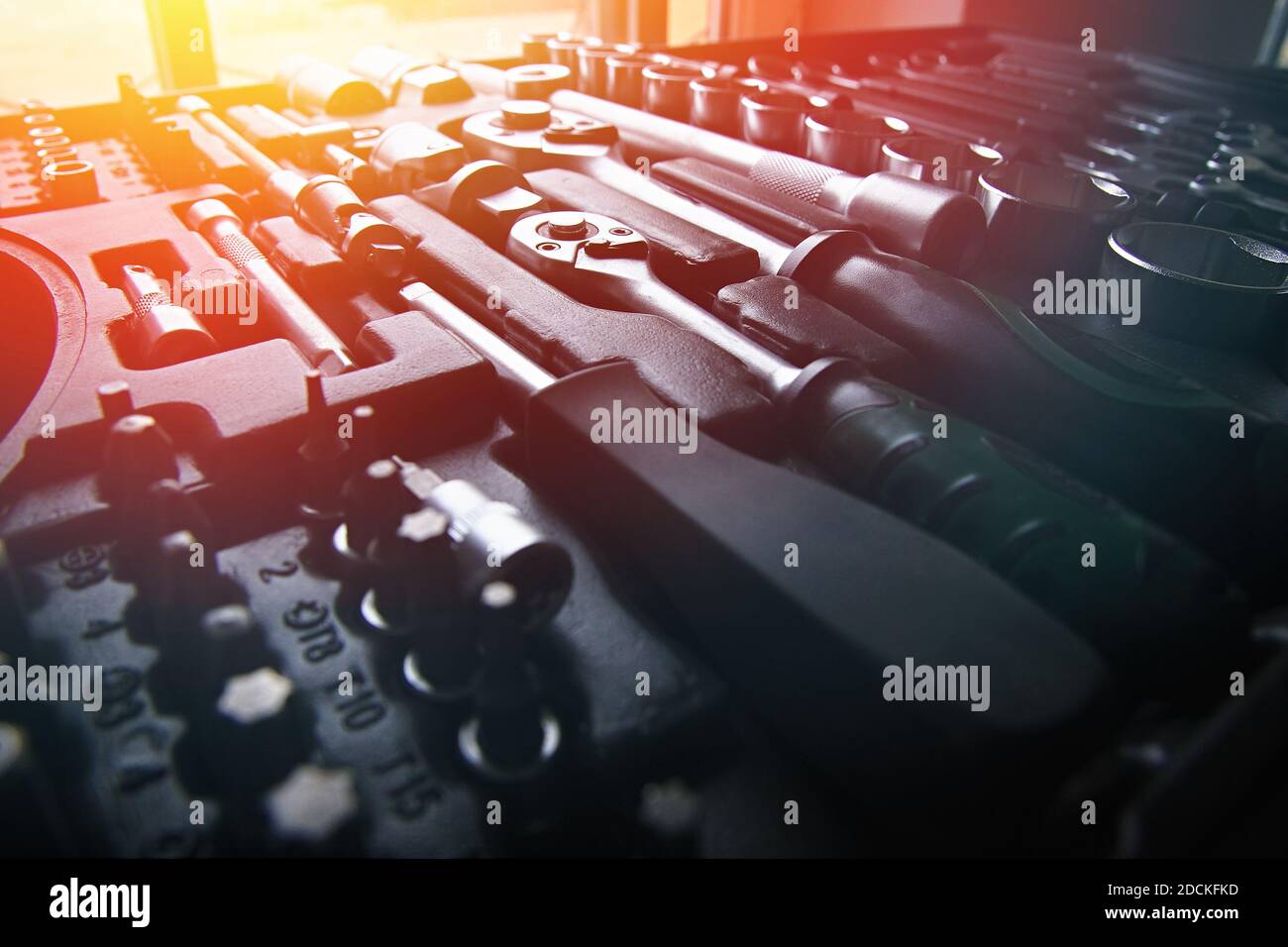 Buchsen, Werkzeuge, Schraubenschlüssel, Schraubenschlüssel und Bits in einer Chrom-Vanadium-Fassung in schwarzer Kunststoffbox. Streuscheibe Stockfoto
