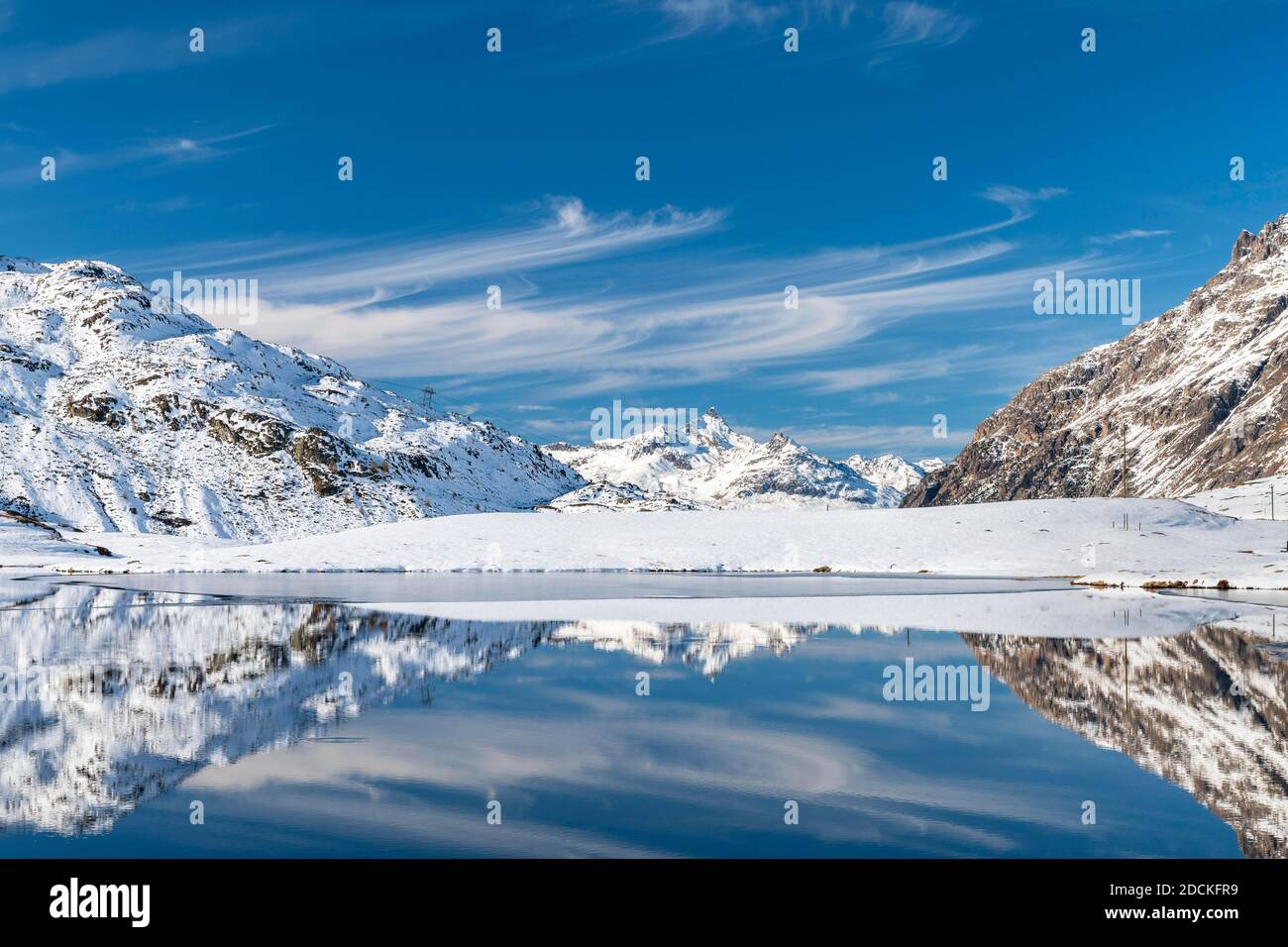 Verschneite Landschaft spiegelt sich im Lago Bianco, Bernina Pass, Engadin, Graubünden, Schweiz Stockfoto