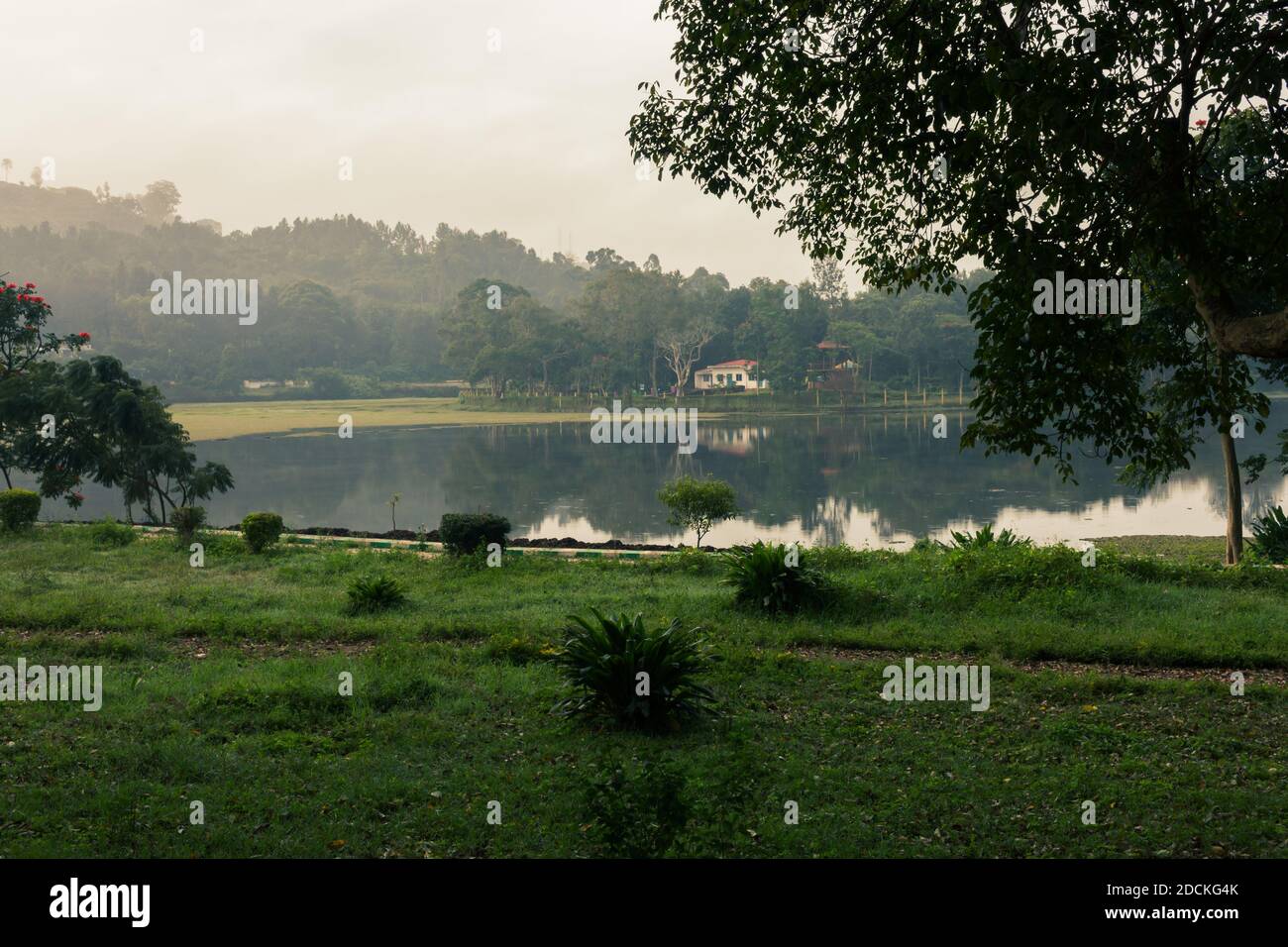 Landschaftlich schöner Blick auf den Park und den Yercaud See, der einer der größten Seen in Tamil Nadu, Indien ist Stockfoto